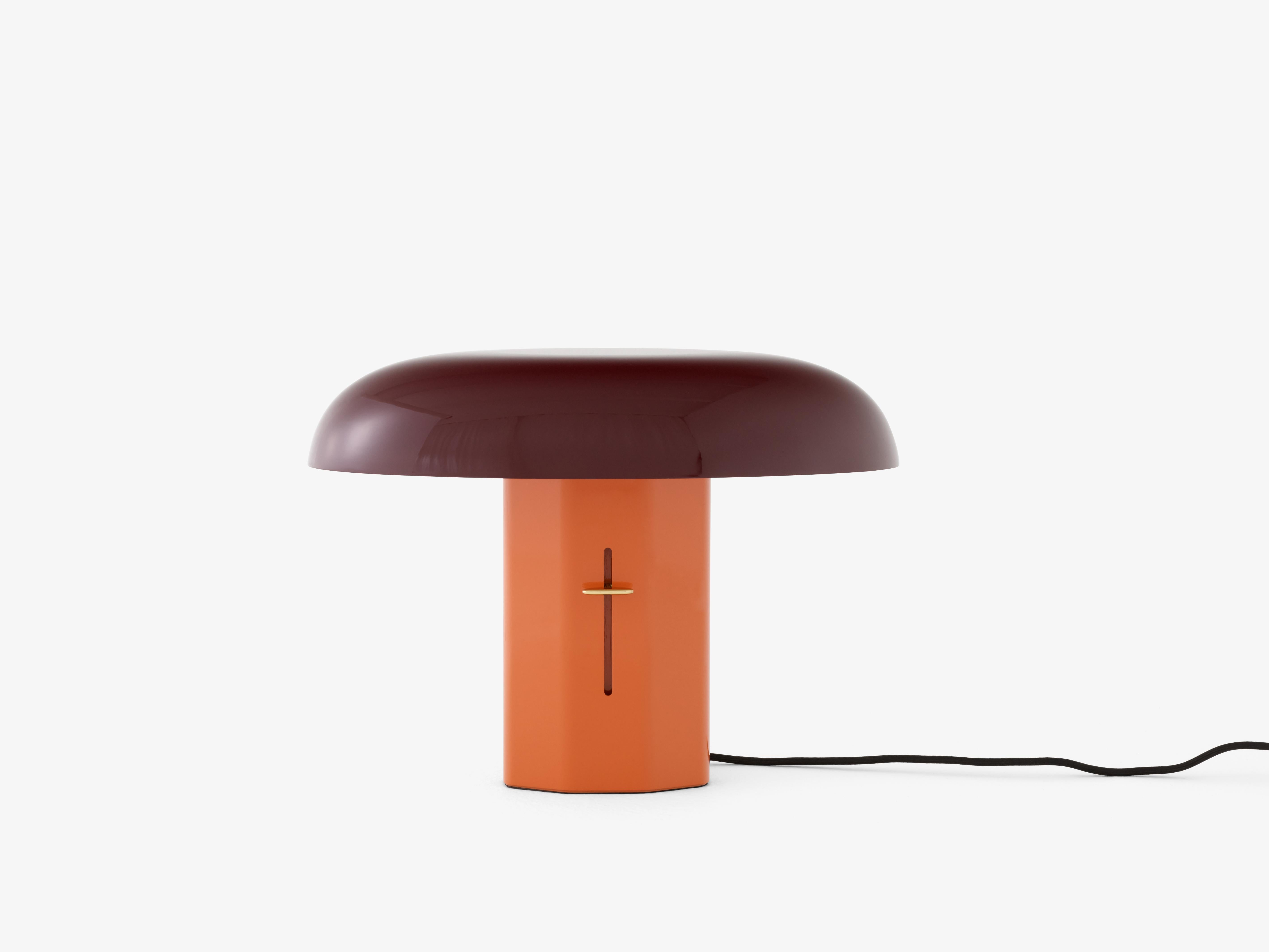 Tafellamp MONTERA JH42 met een robijnrode kap en een amberkleurige voet.