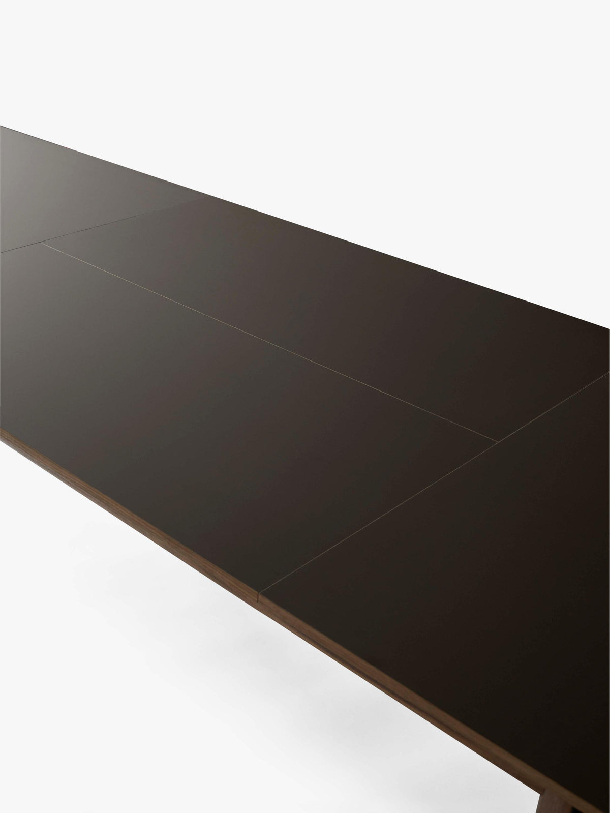 Uitschuifbare tafel PATCH met een bruin laminaatblad en een notenhouten basis