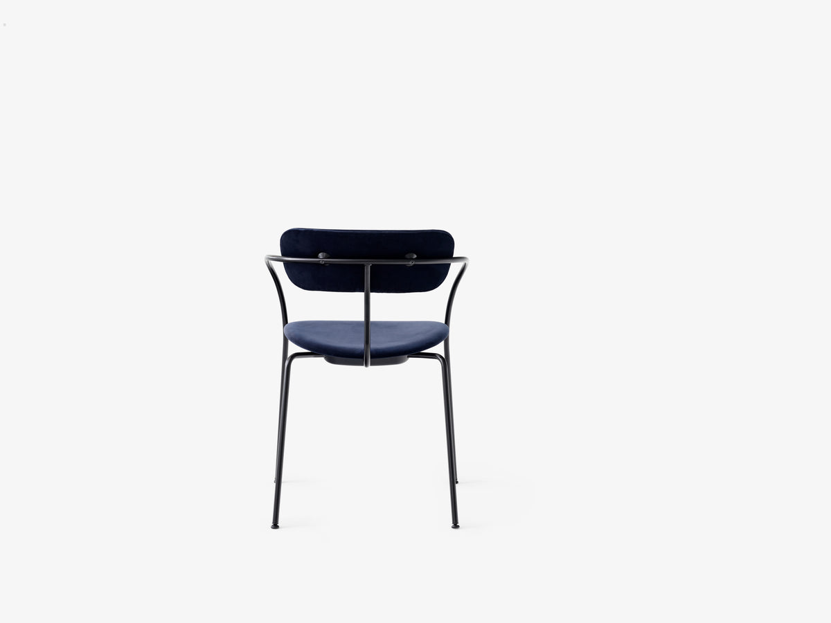 PAVILION AV13 fauteuil met armleuningen, gestoffeerd met een zwarte basis
