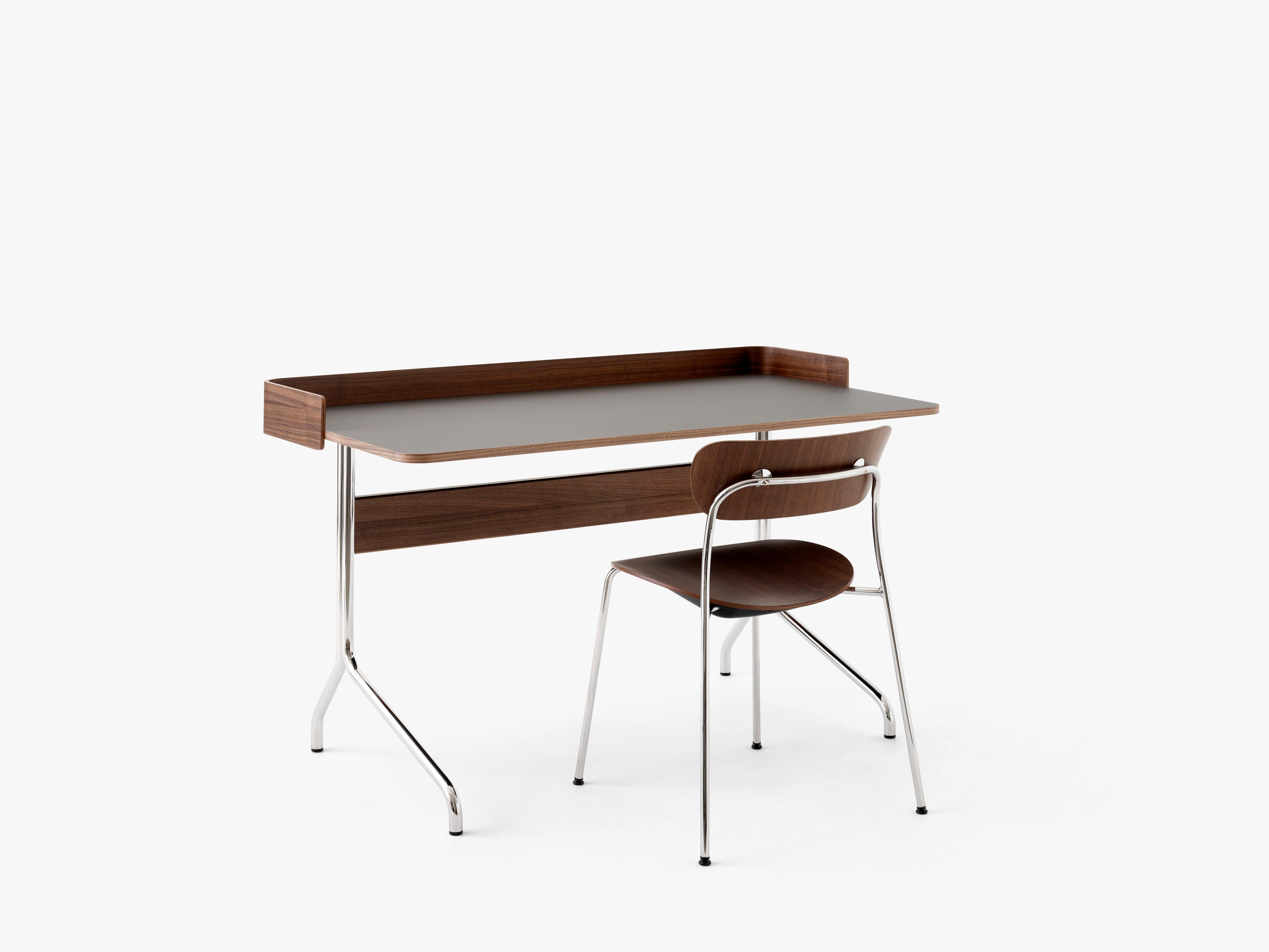Bureau PAVILION met een grafietkleurig linoleumblad, notenhouten afwerking en een stalen basis