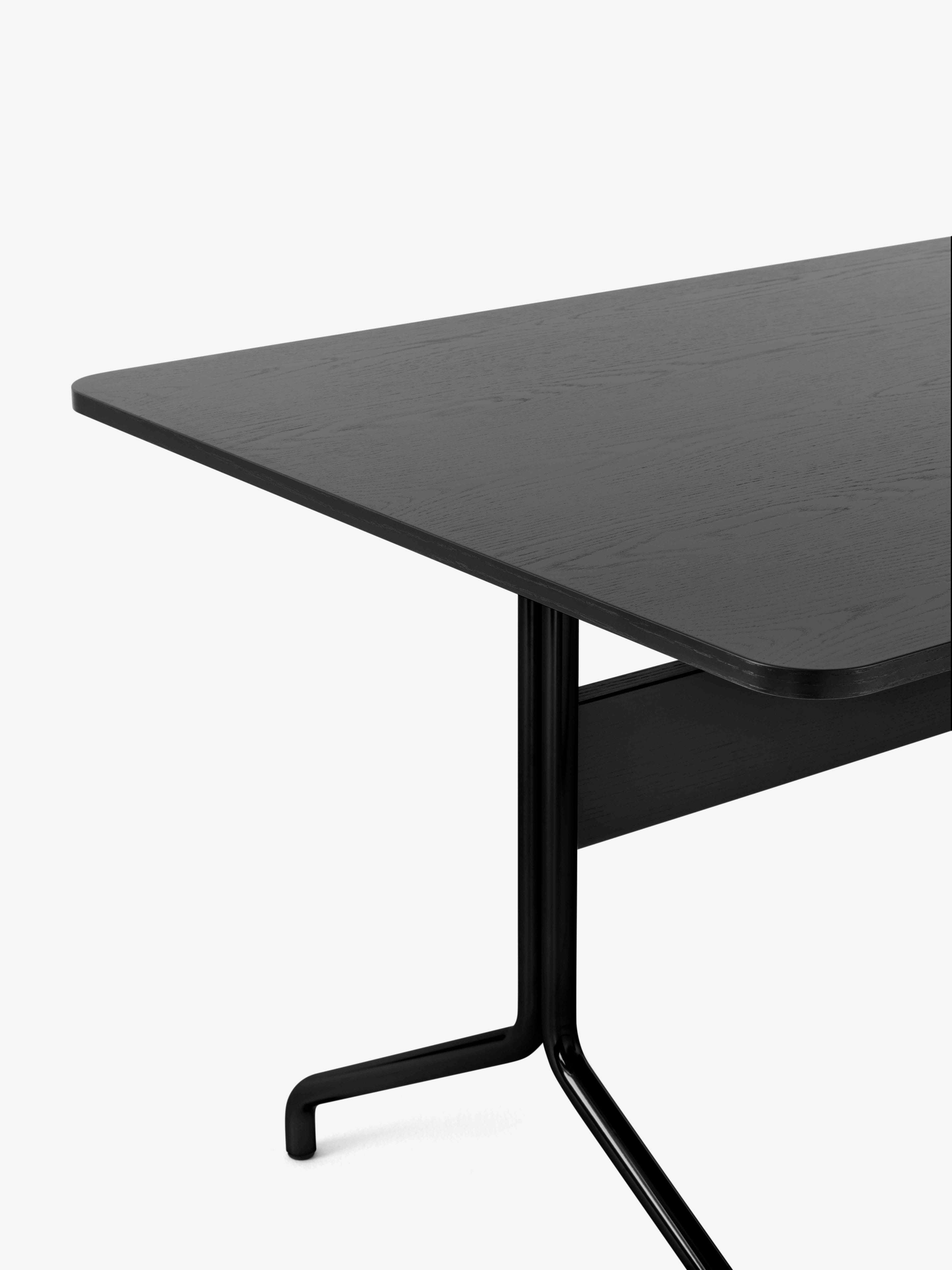 Zwarte geverfd eiken PAVILION tafel met zwarte basis