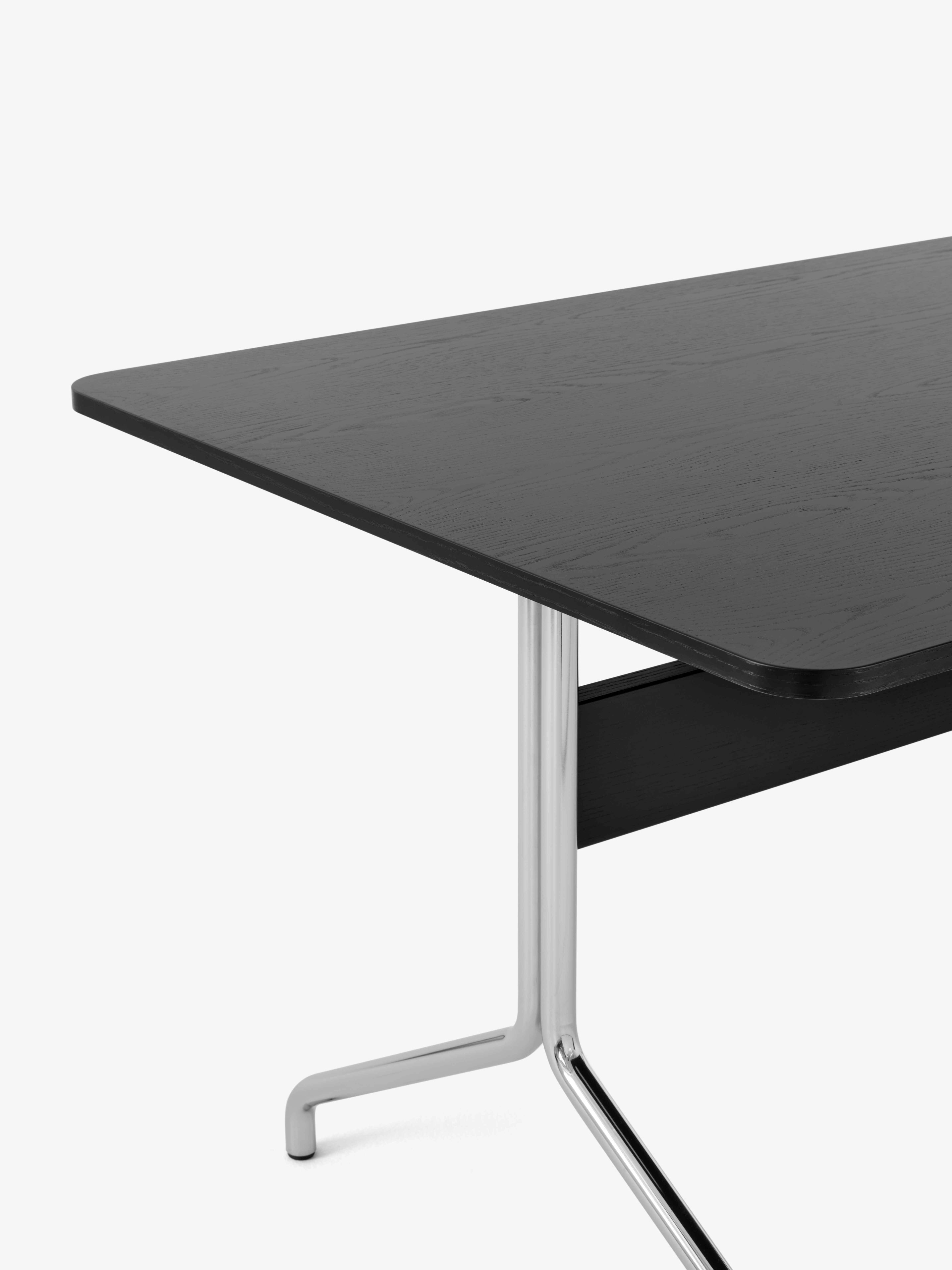 PAVILION tafel zwart gelakt eiken met een verchroomde basis