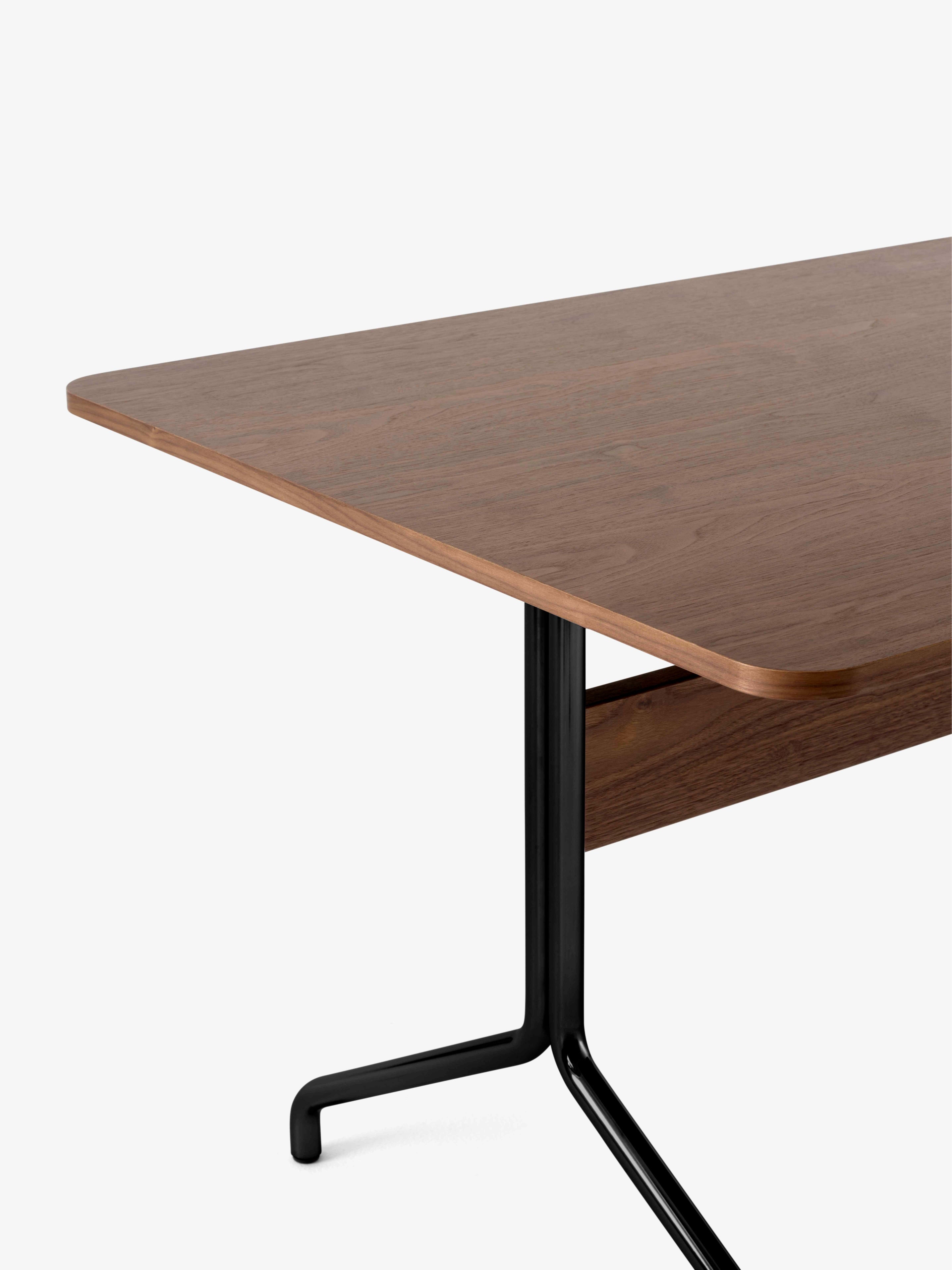 Gecoate PAVILION tafel in notenhout met een zwarte basis