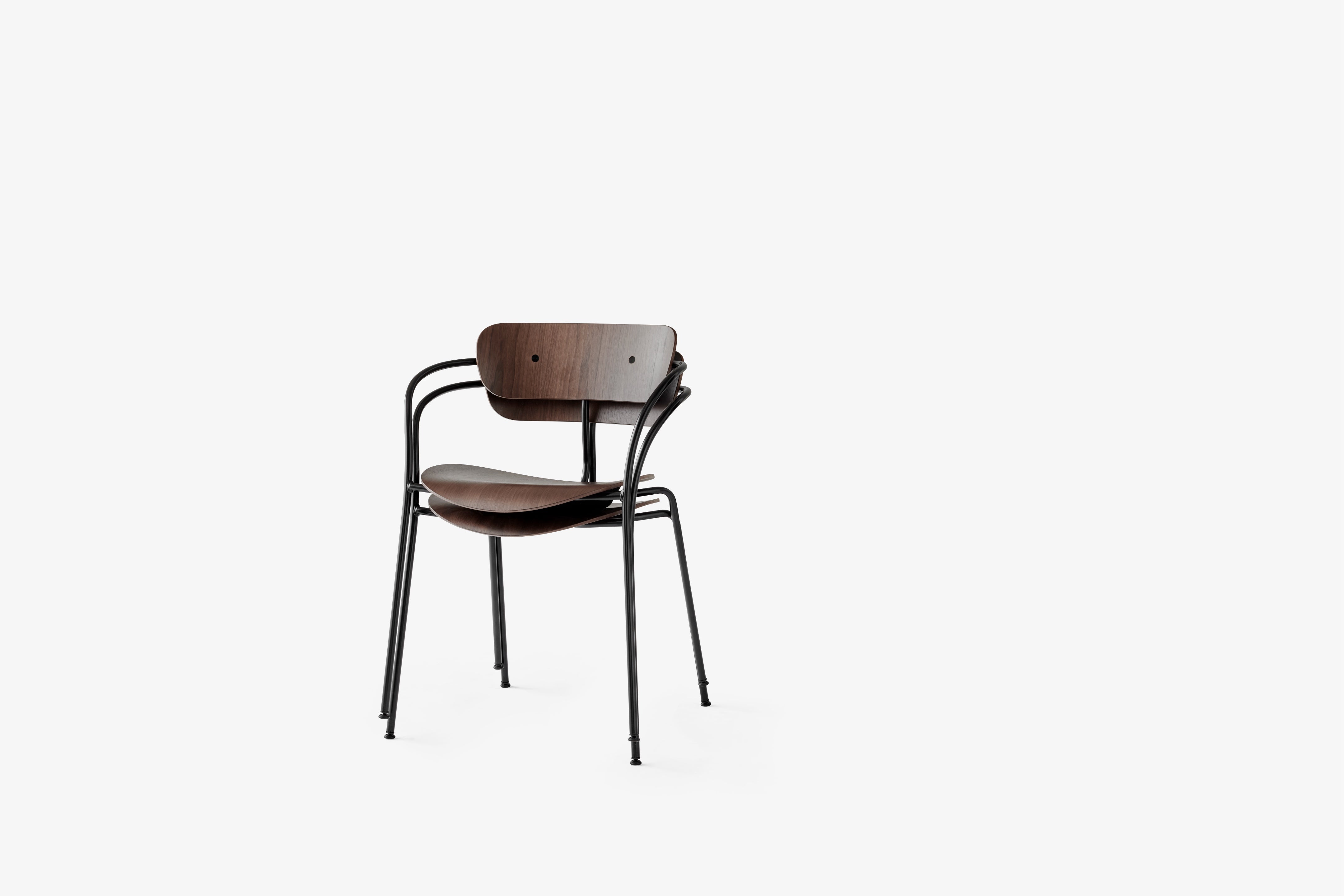 PAVILION AV2 fauteuil met armleuningen, gelakt notenhout met zwarte basis