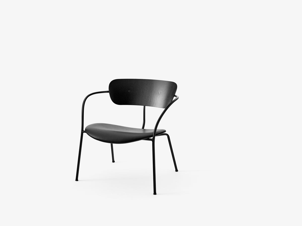 PAVILION AV6 fauteuil zwart gelakt eikenhout met een gestoffeerde zitting en een zwarte basis