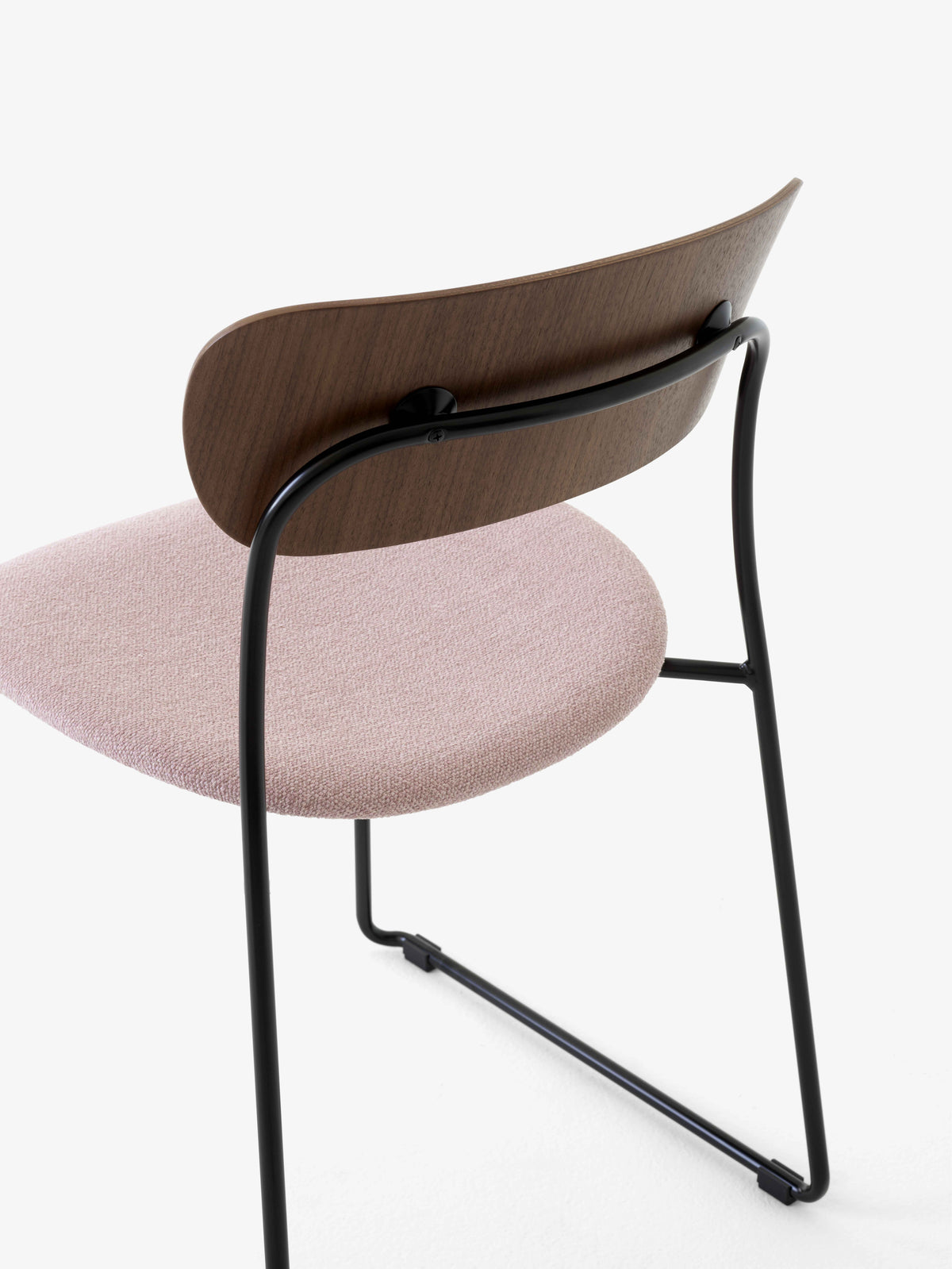 Stoel PAVILION AV52 gelakt notenhout met een gestoffeerde zitting en een zwarte basis
