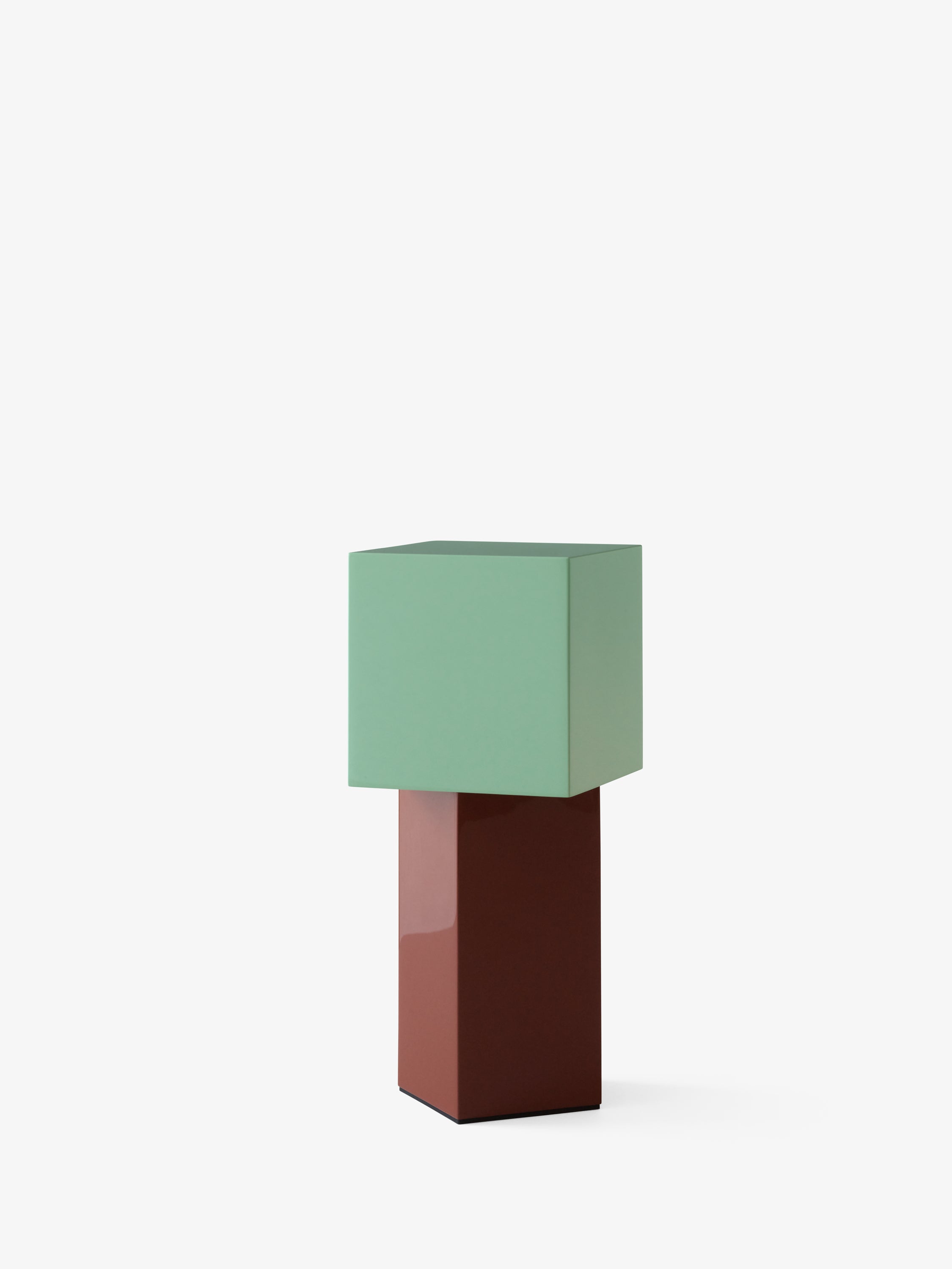 Draagbare lamp PIVOT ATD7 met een mintgroene kap en een stenen voet.
