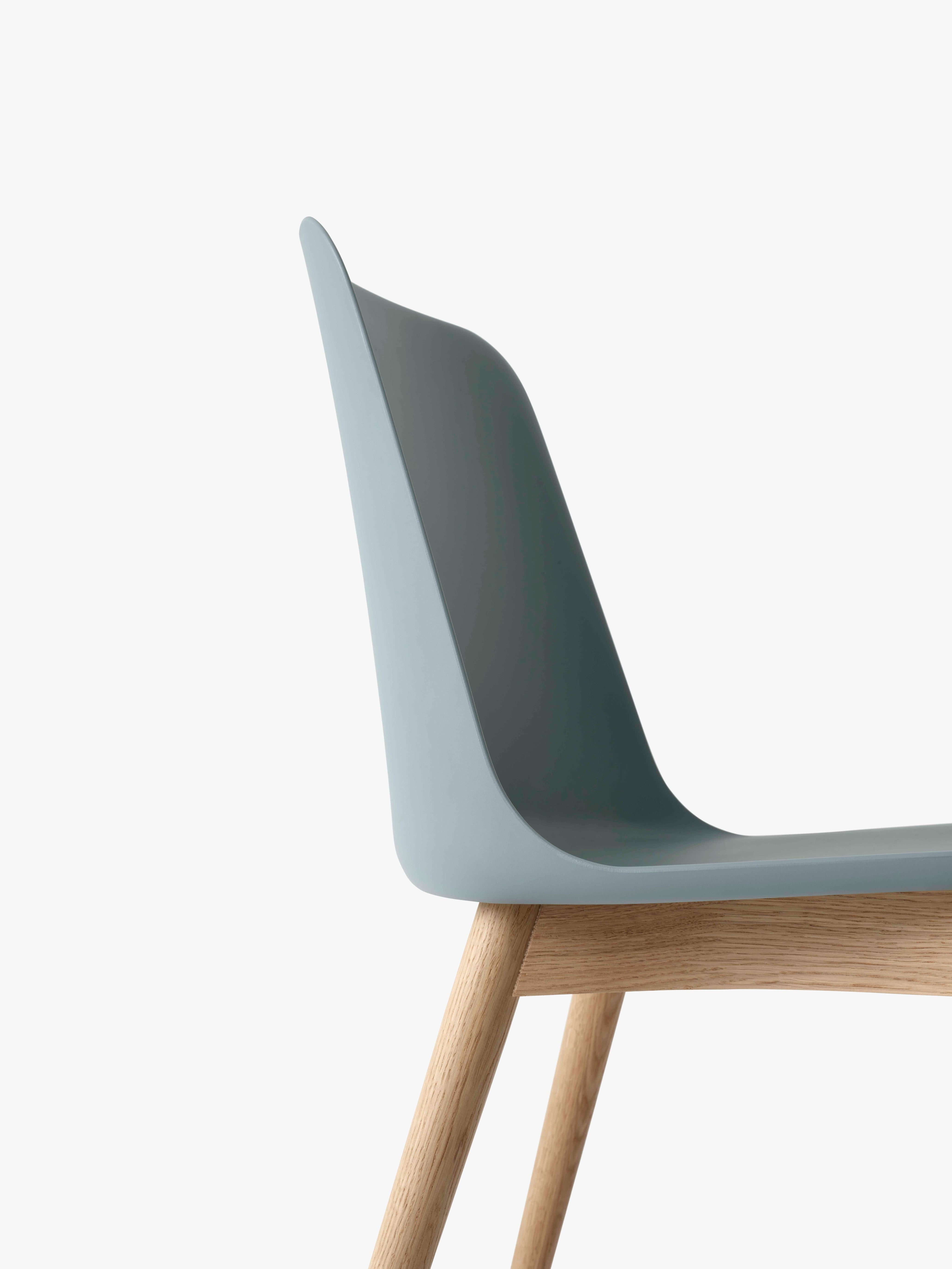 Stoel RELY HW71 roodbruin met een eiken basis