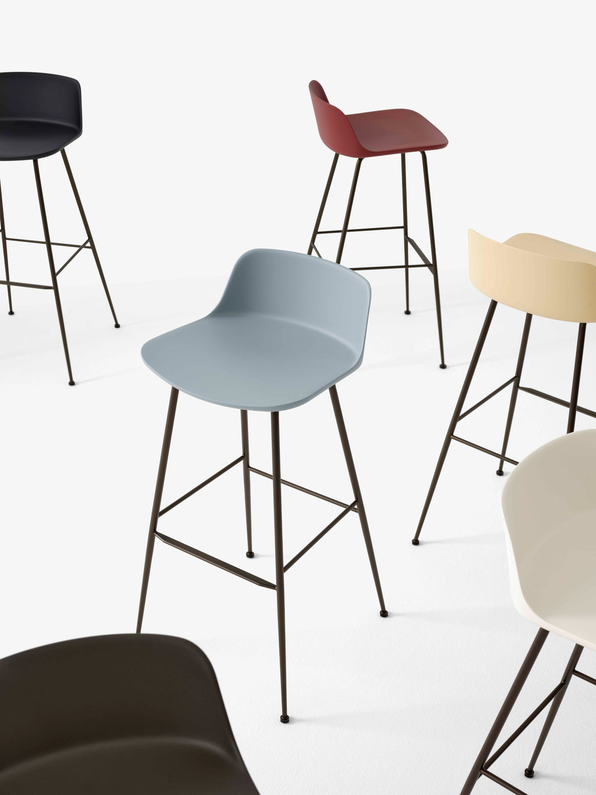 Hocker RELY zwart met een bruine stalen basis