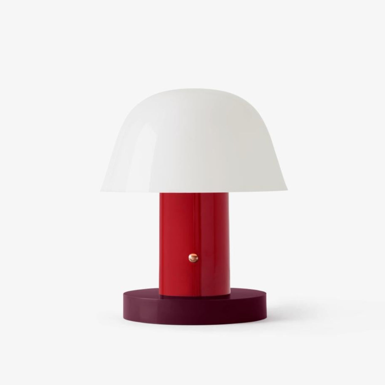 Draagbare lamp SETAGO JH27 met een crèmekleurige kap en een donkerrode voet.