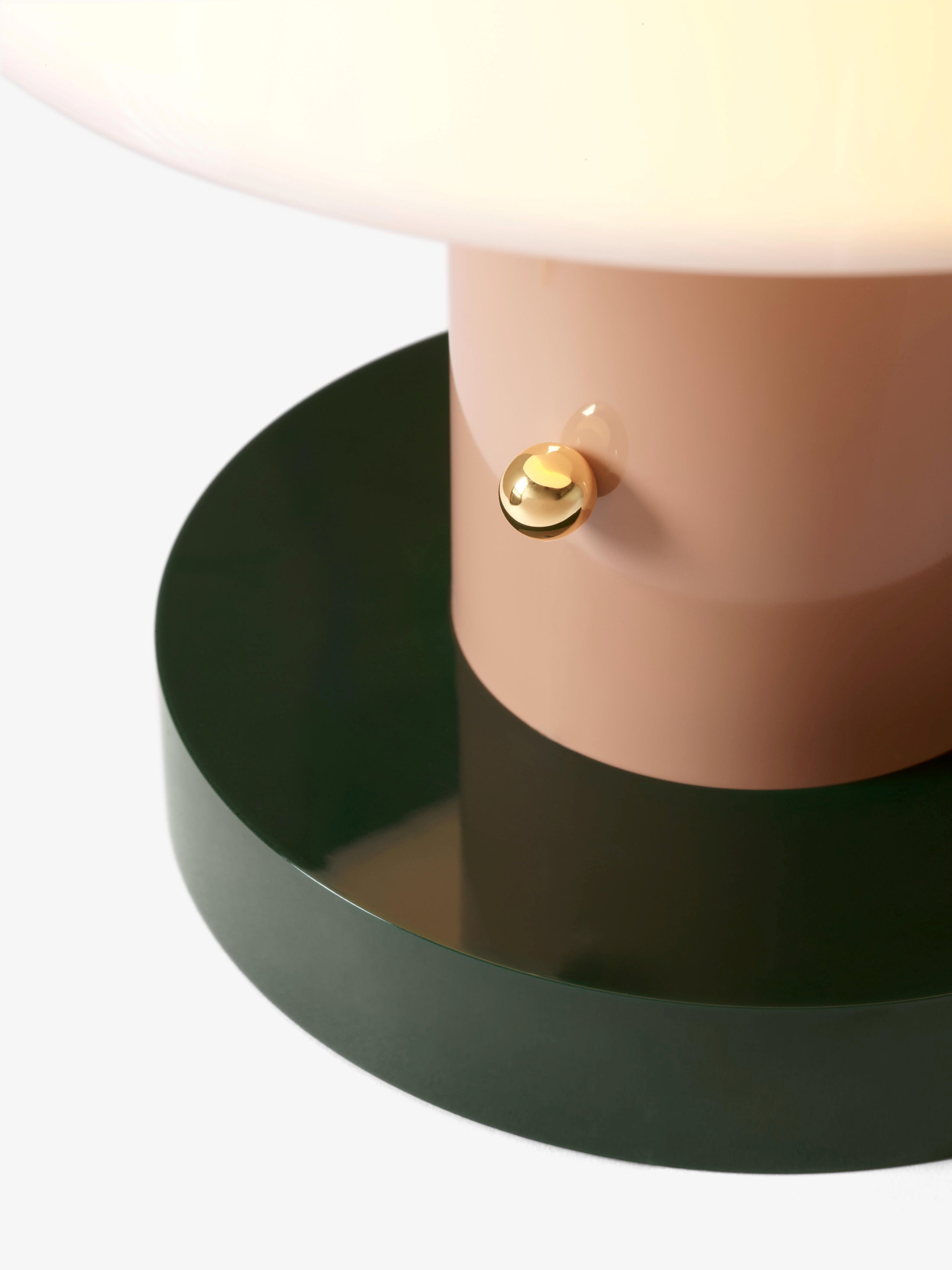 Draagbare lamp SETAGO JH27 met een crèmekleurige kap en een beige-groene voet.