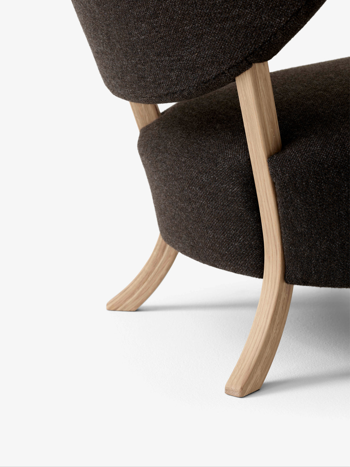 WULFF ATD2 fauteuil gestoffeerd met een eiken basis