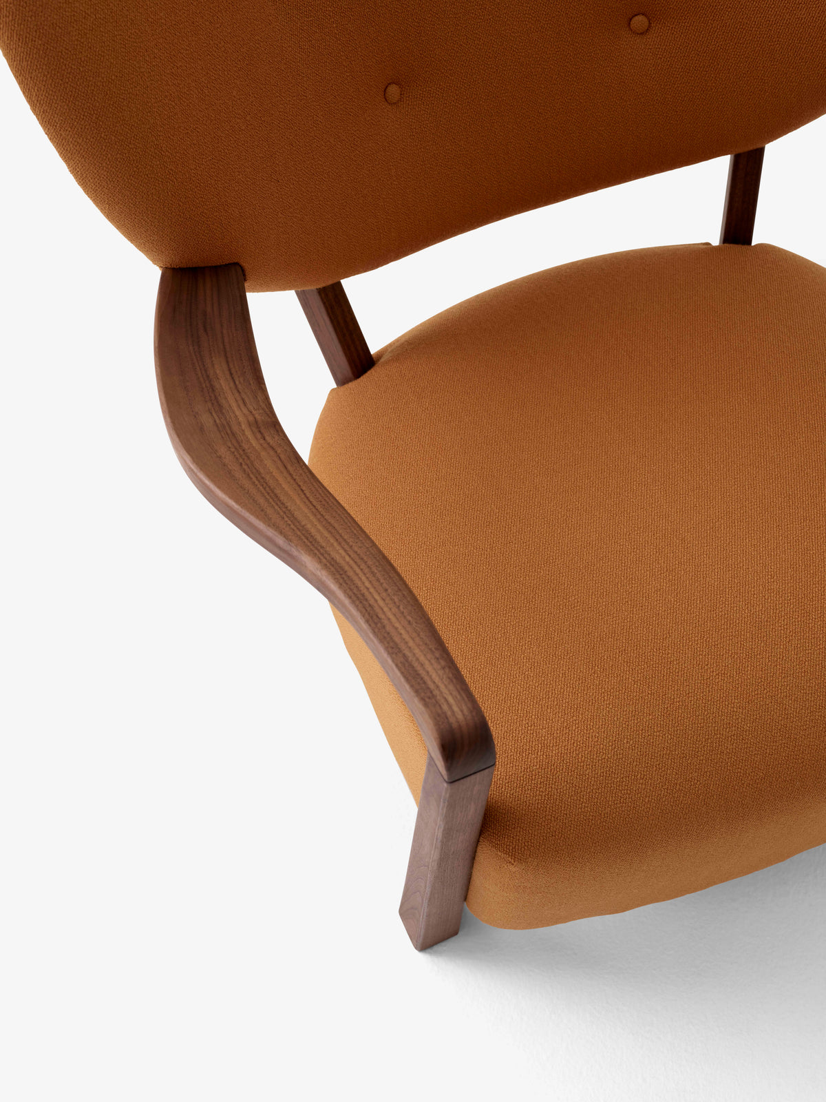 WULFF ATD2 fauteuil gestoffeerd met een notenhouten basis