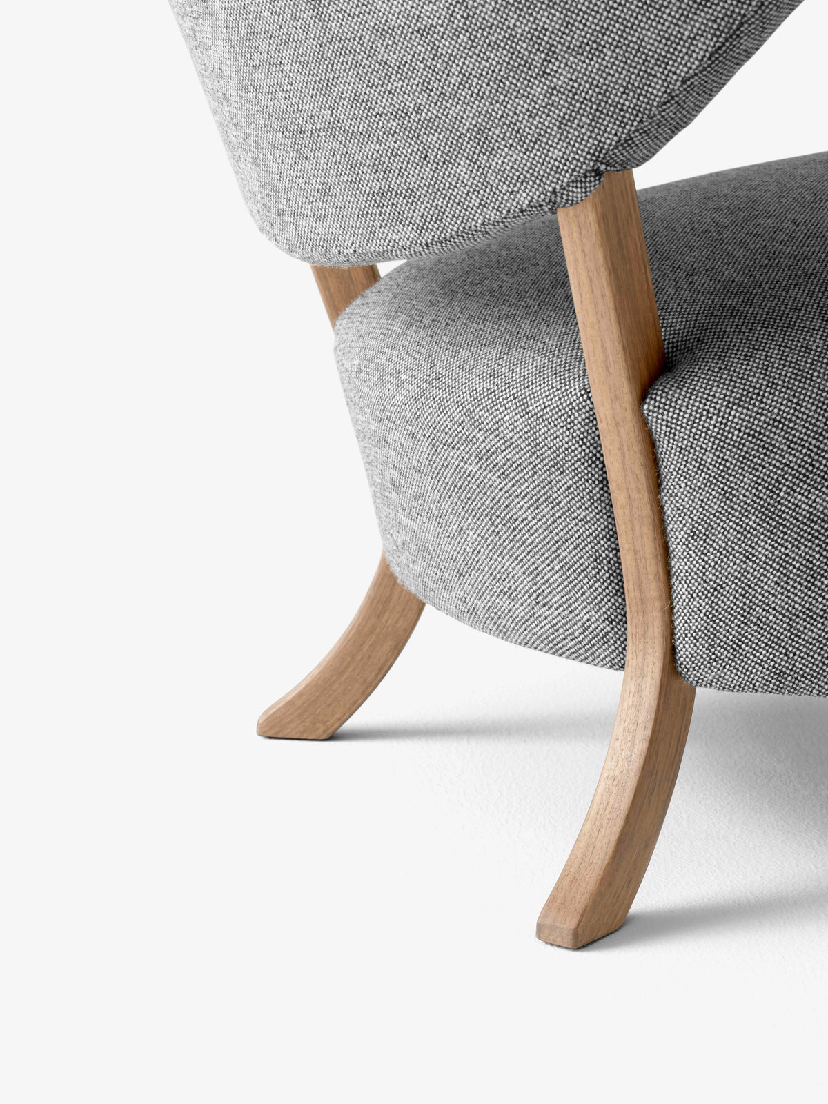 WULFF ATD2 fauteuil gestoffeerd met een eiken basis