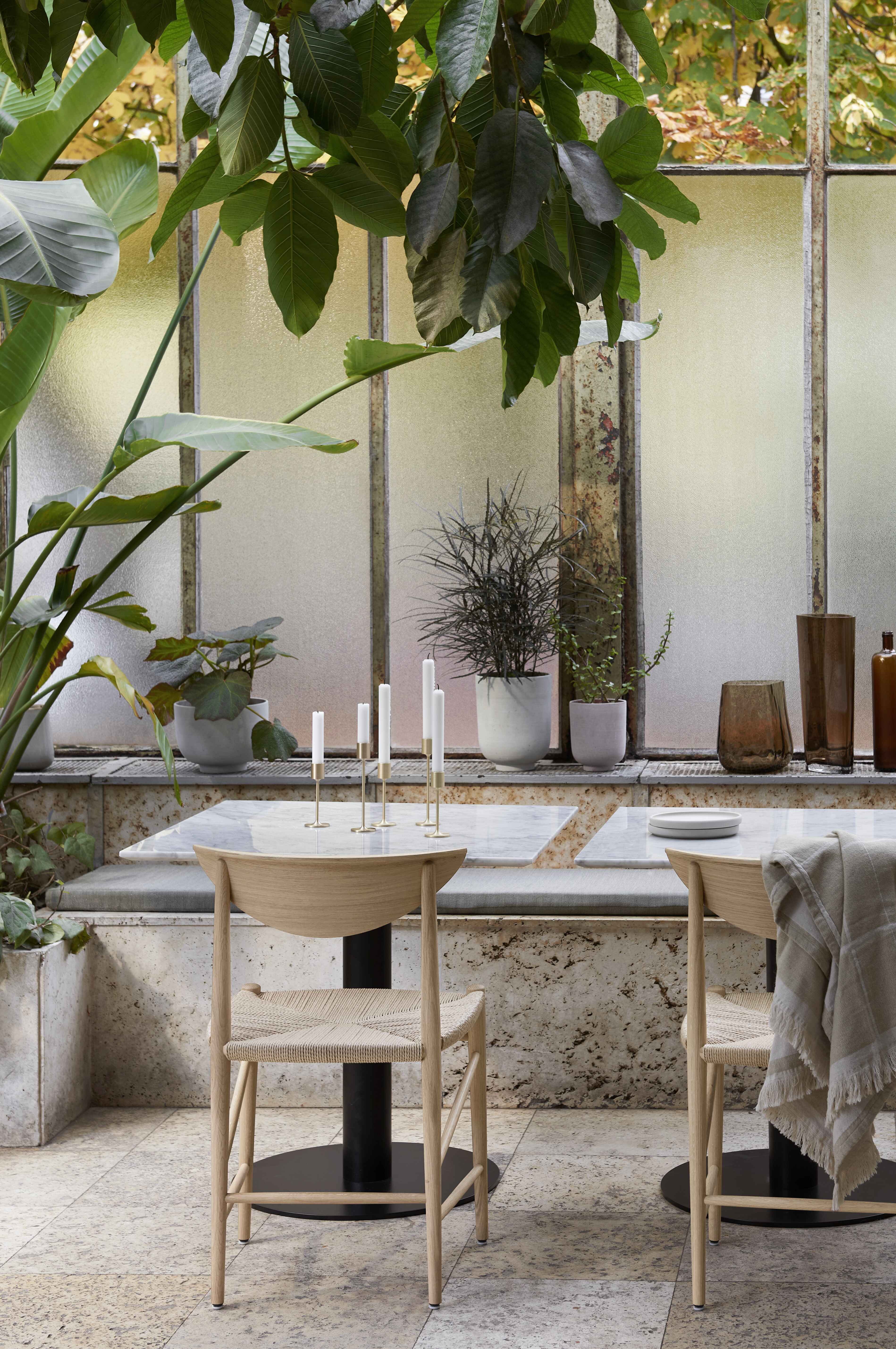 Café tafel IN BETWEEN SK16 zwart gelamineerd blad met een bruine basis