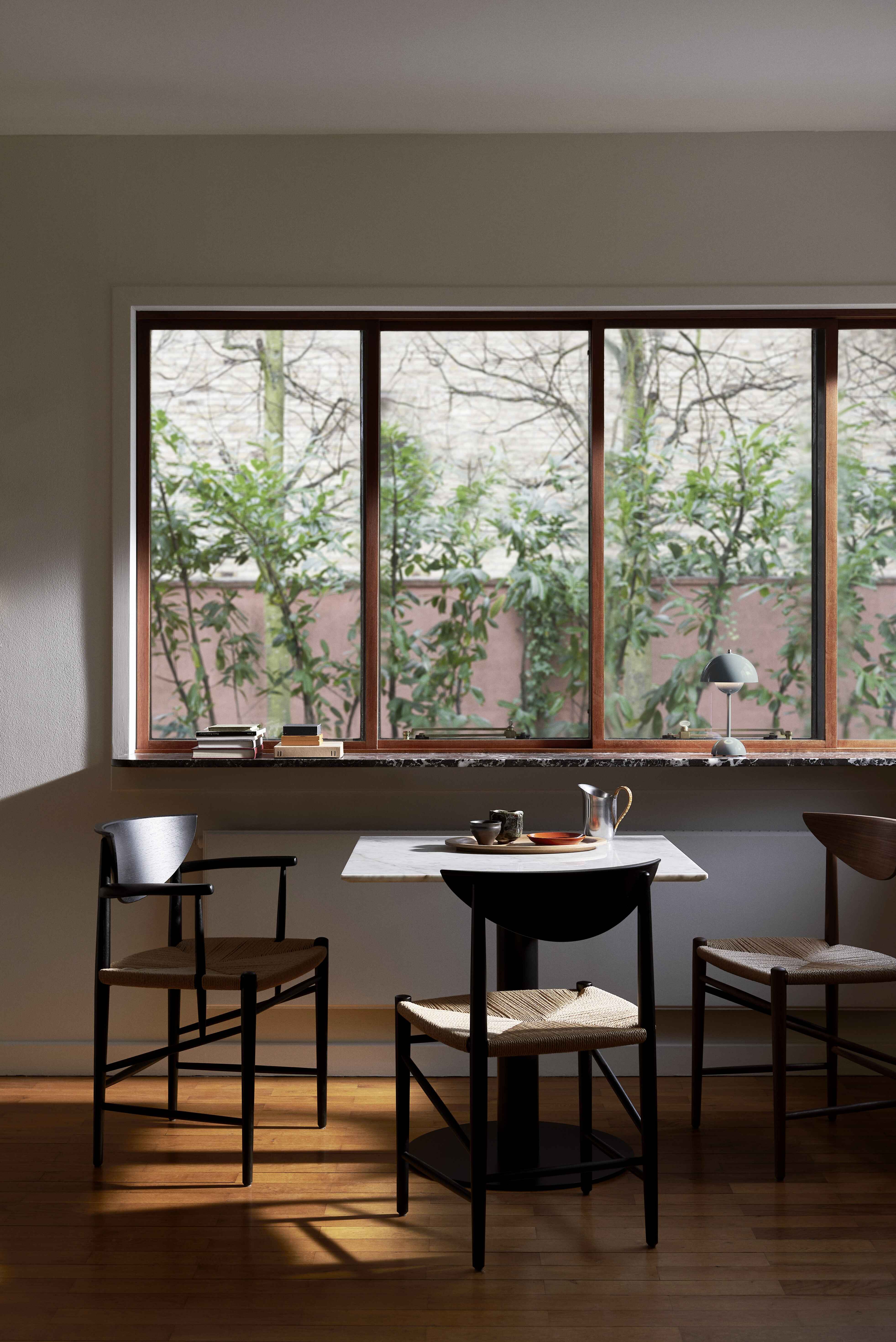 Café tafel IN BETWEEN SK16 zwart gelamineerd blad met een bruine basis