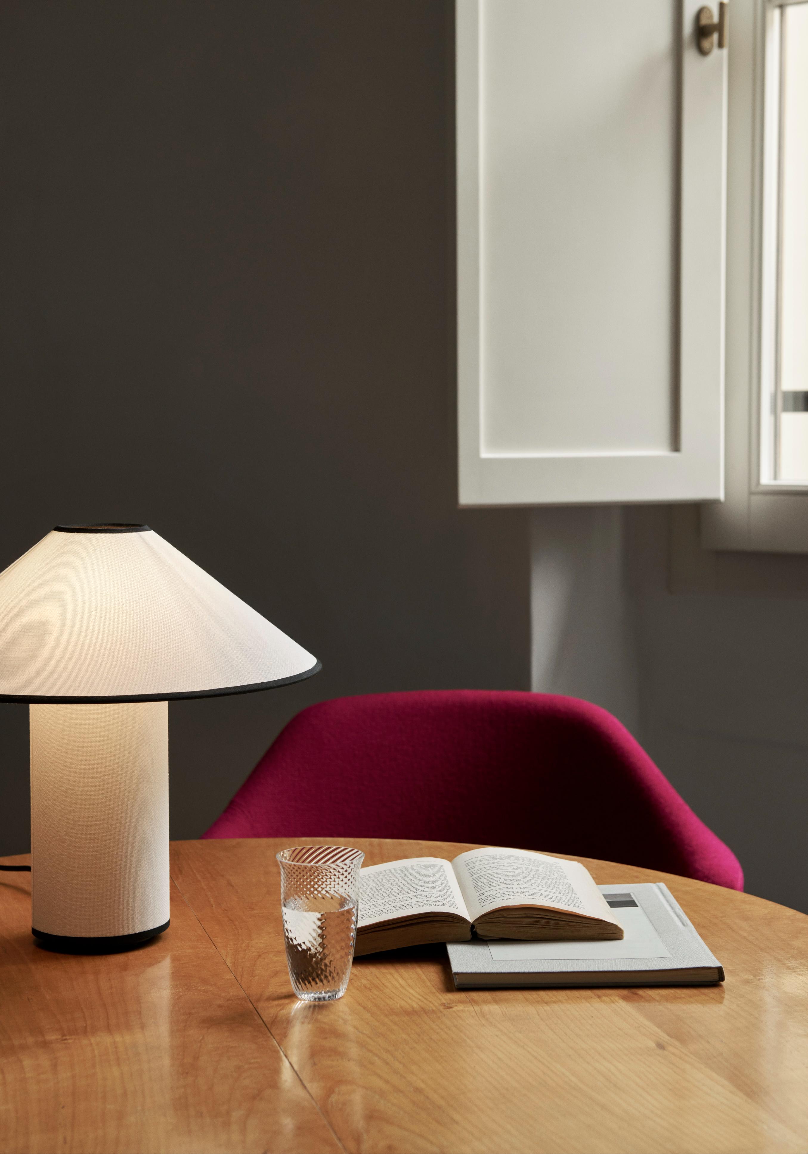 Lampa stołowa COLETTE ATD6 biały z czarnym wykończeniem – &Tradition
