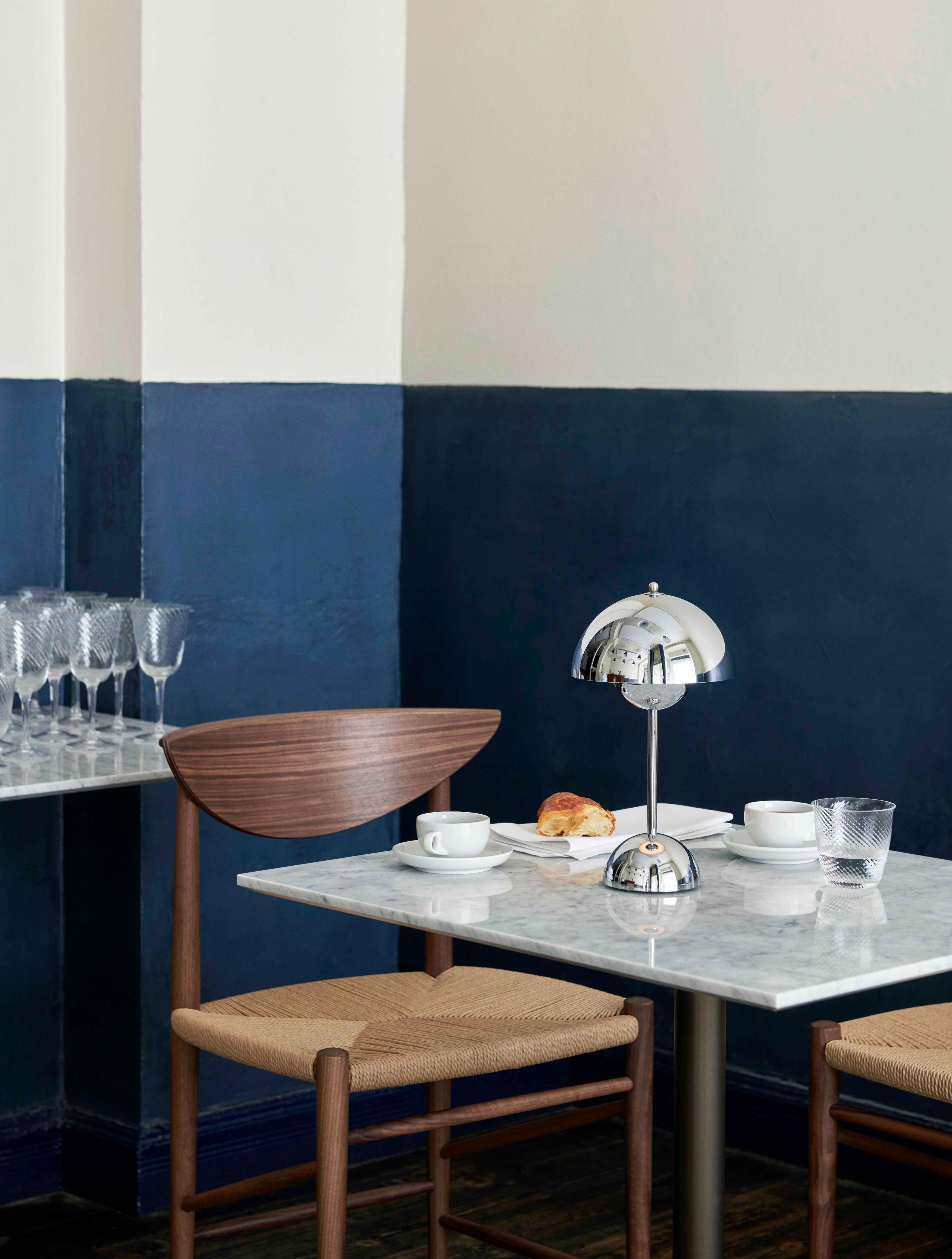Café tafel IN BETWEEN SK16 zwart gelamineerd blad met een bruine basis