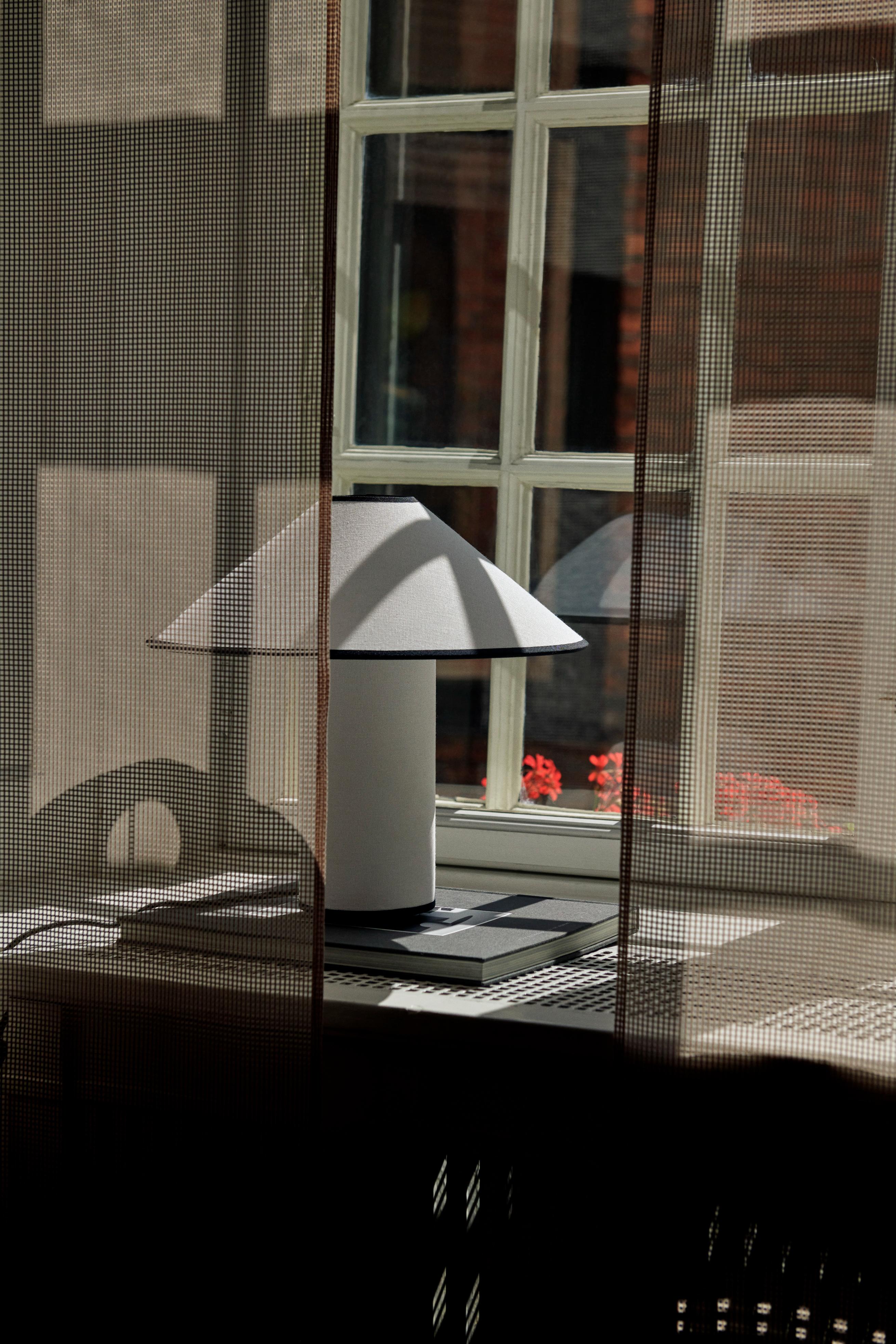 Lampa stołowa COLETTE ATD6 biały z czarnym wykończeniem, marka &Tradition
