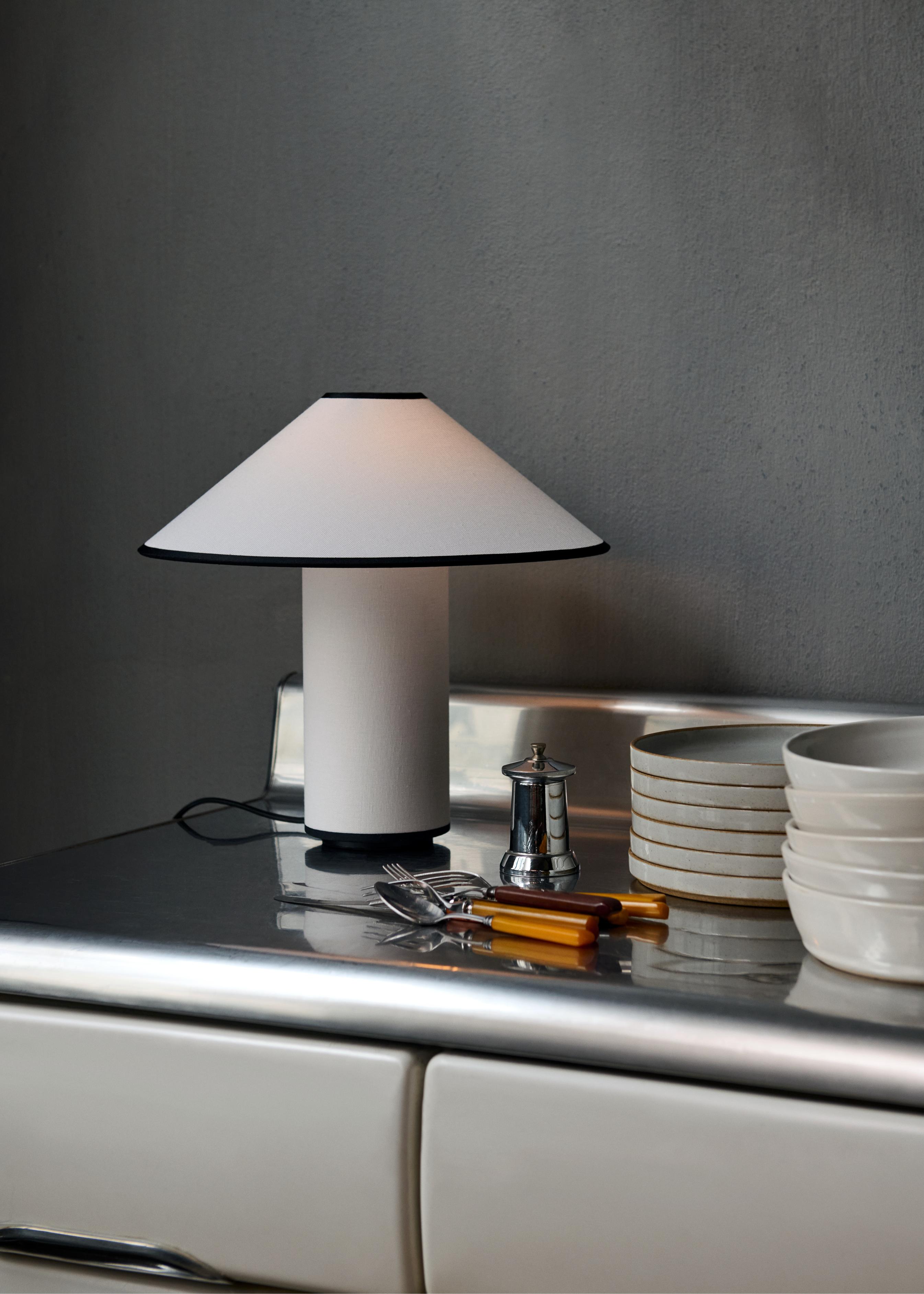 Lampa stołowa COLETTE ATD6 biały z czarnym wykończeniem – &Tradition