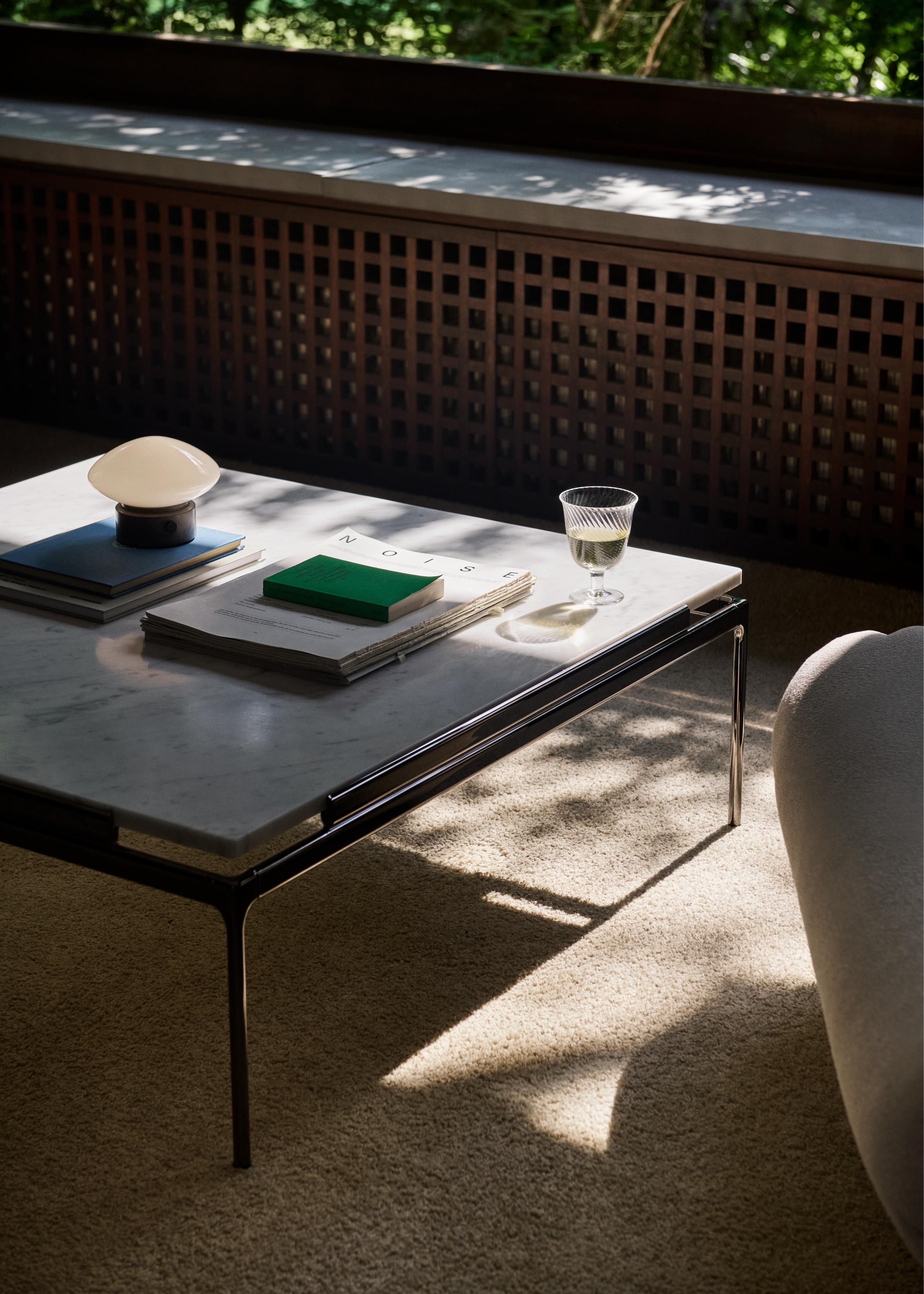 Vierkante salontafel SETT LN13 met rookglas blad en verchroomde basis