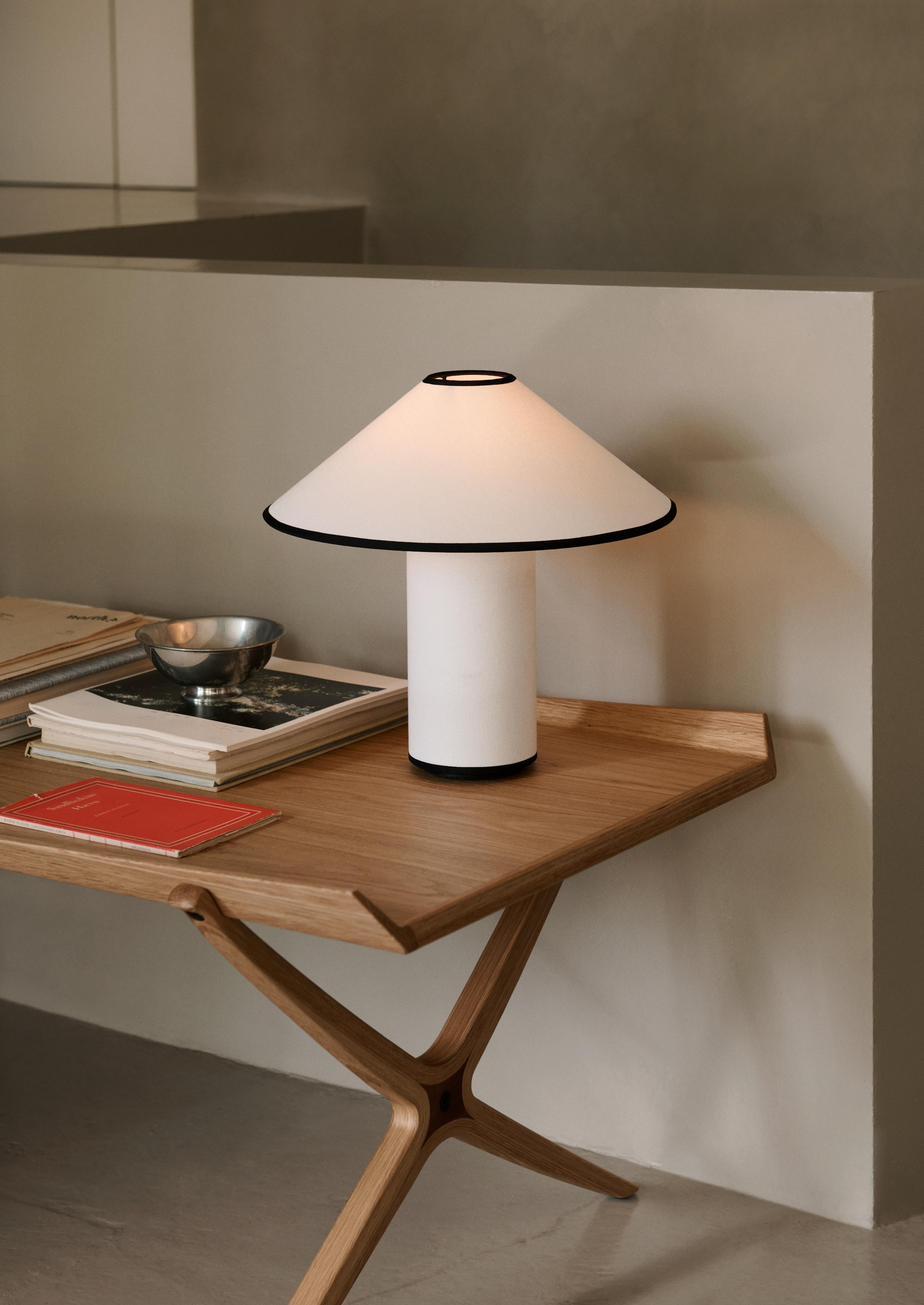 Lampa stołowa COLETTE ATD6 biały z czarnym wykończeniem – &Tradition