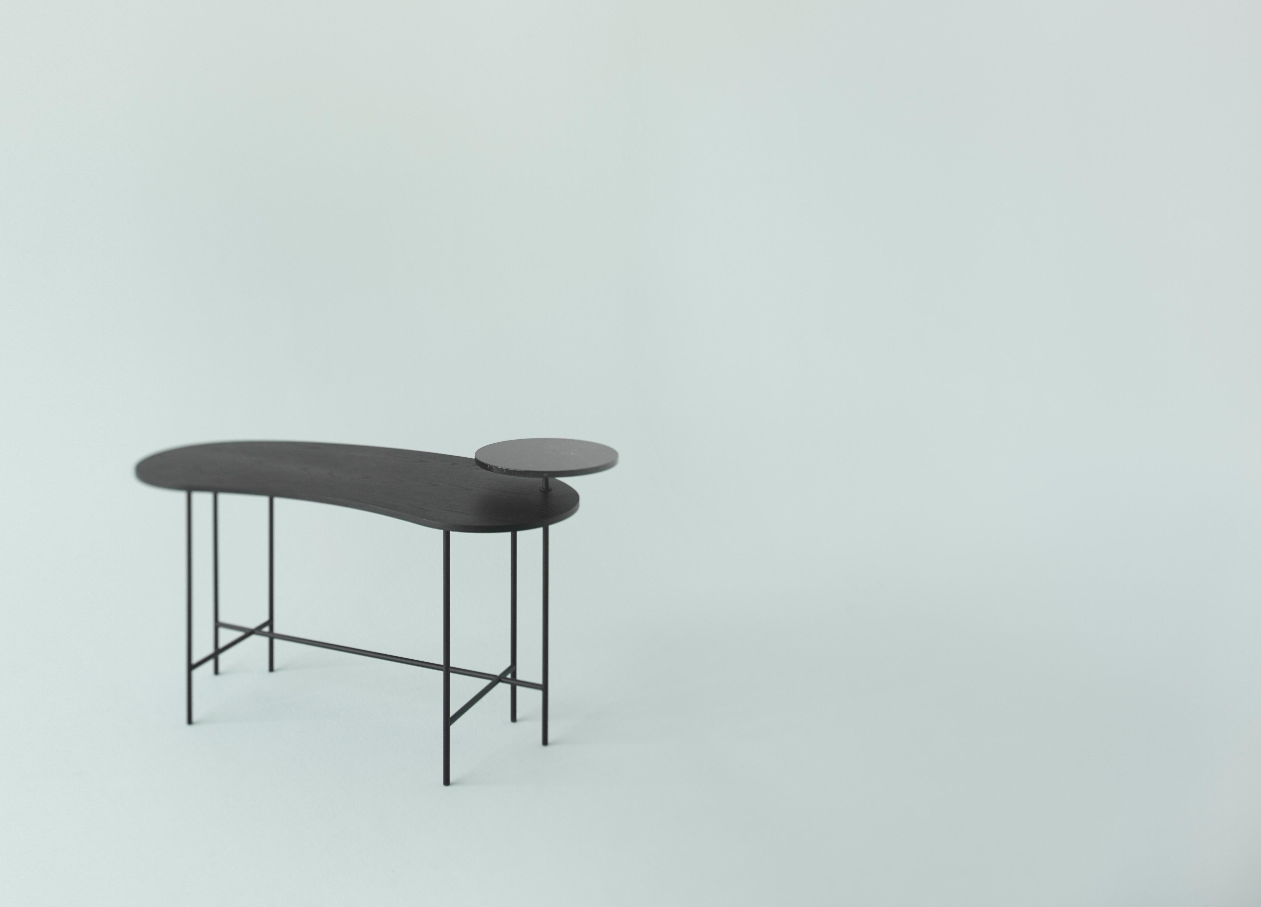 Bureau PALETTE JH9 zwart gelakt essenhout met een zwarte stalen basis