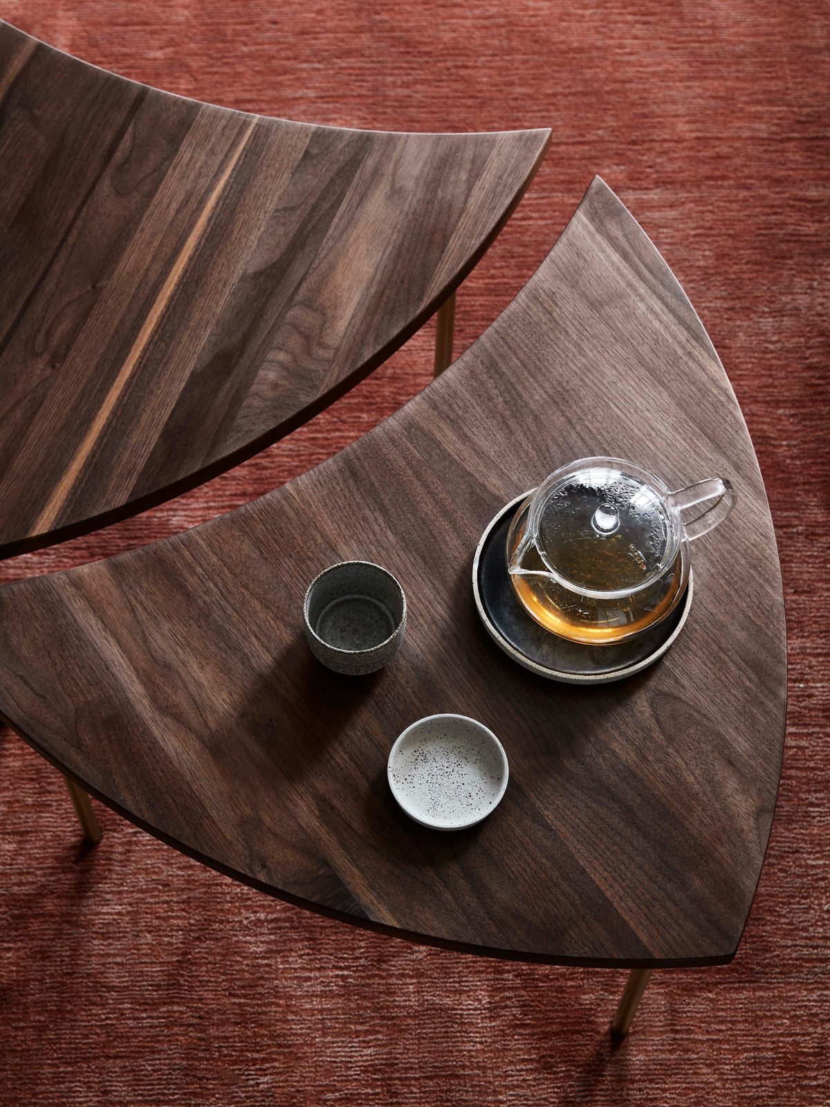 Zijtafel PINWHEEL HM7 geolied eiken met een messing basis