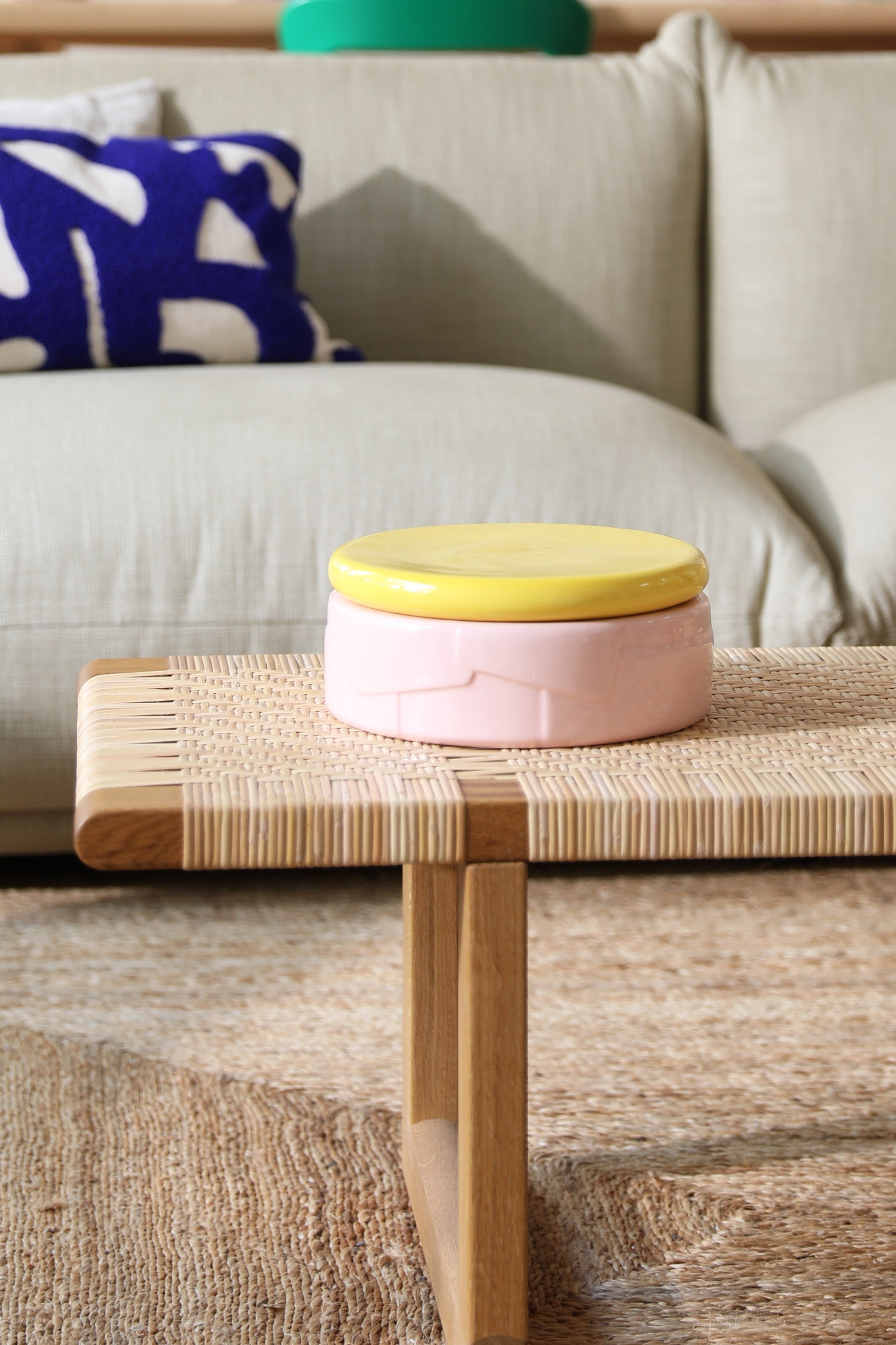 Roze FLAKE opbergdoos met gele deksel