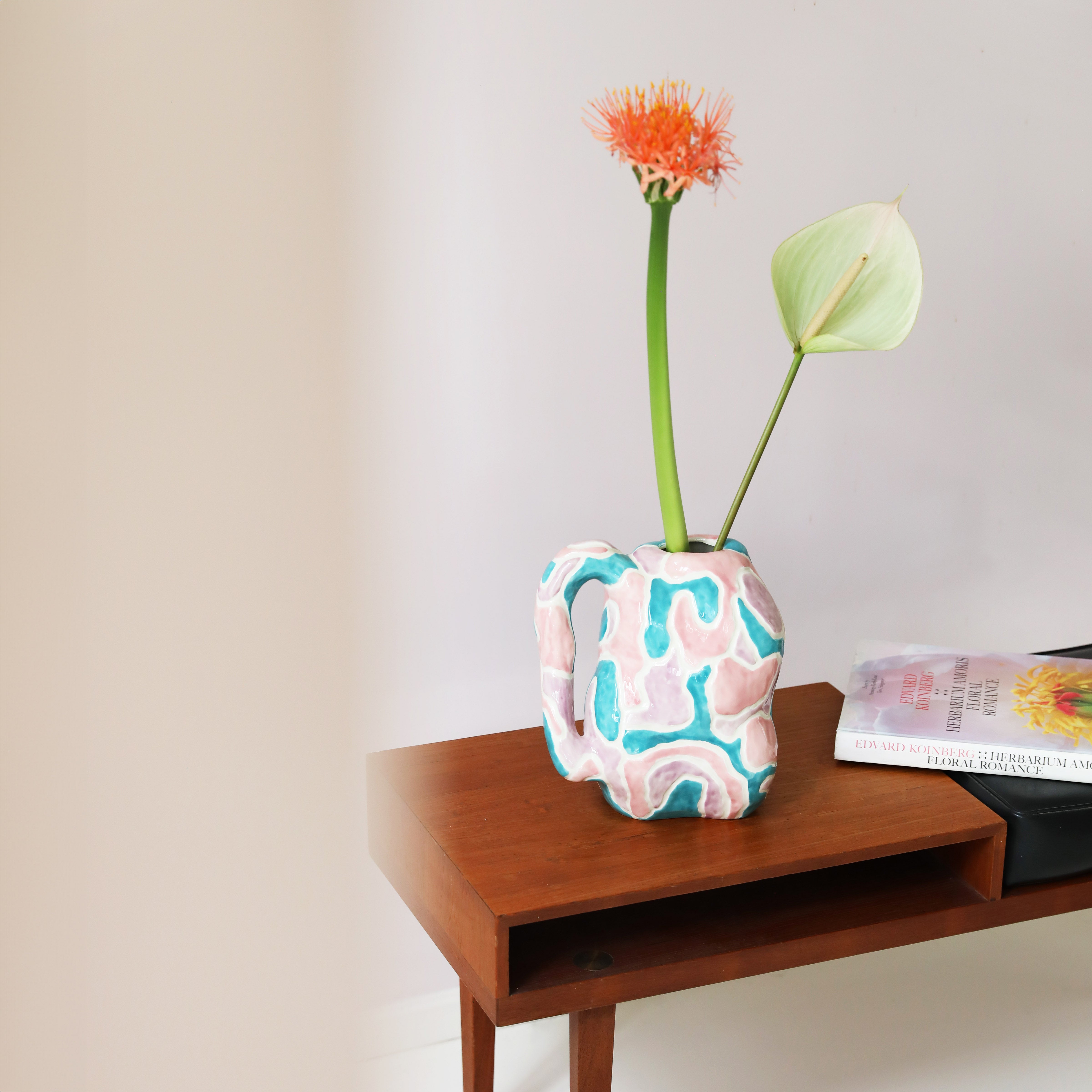 Vase JUG-A-VASE rosa mit lila und blau