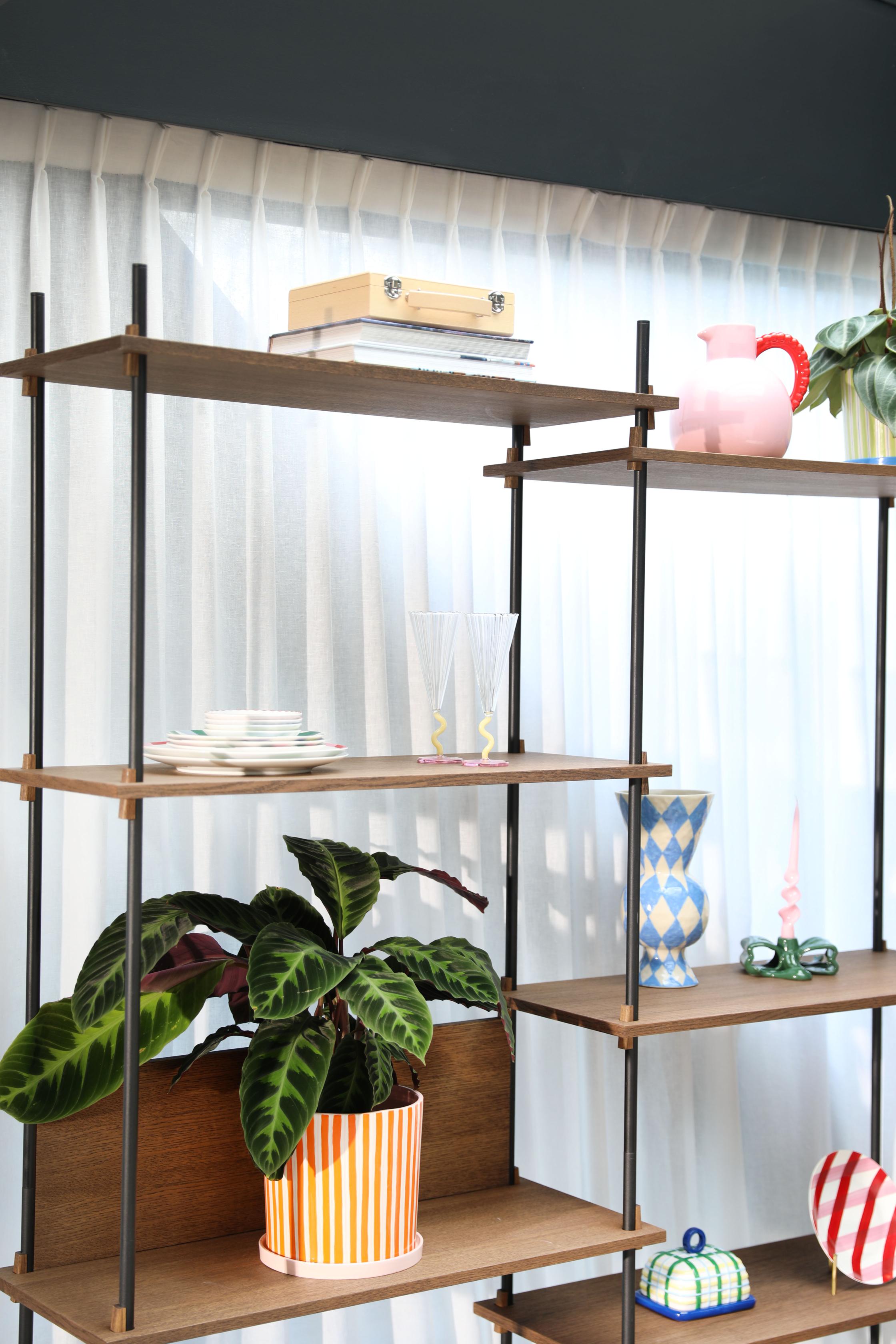 RAY pot in orange with white and pink