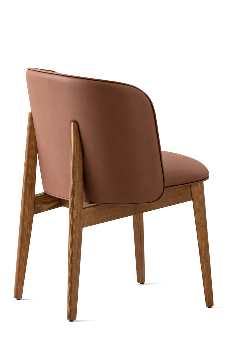 Fauteuil met armleuningen ABREY gestoffeerd met een notenhouten basis