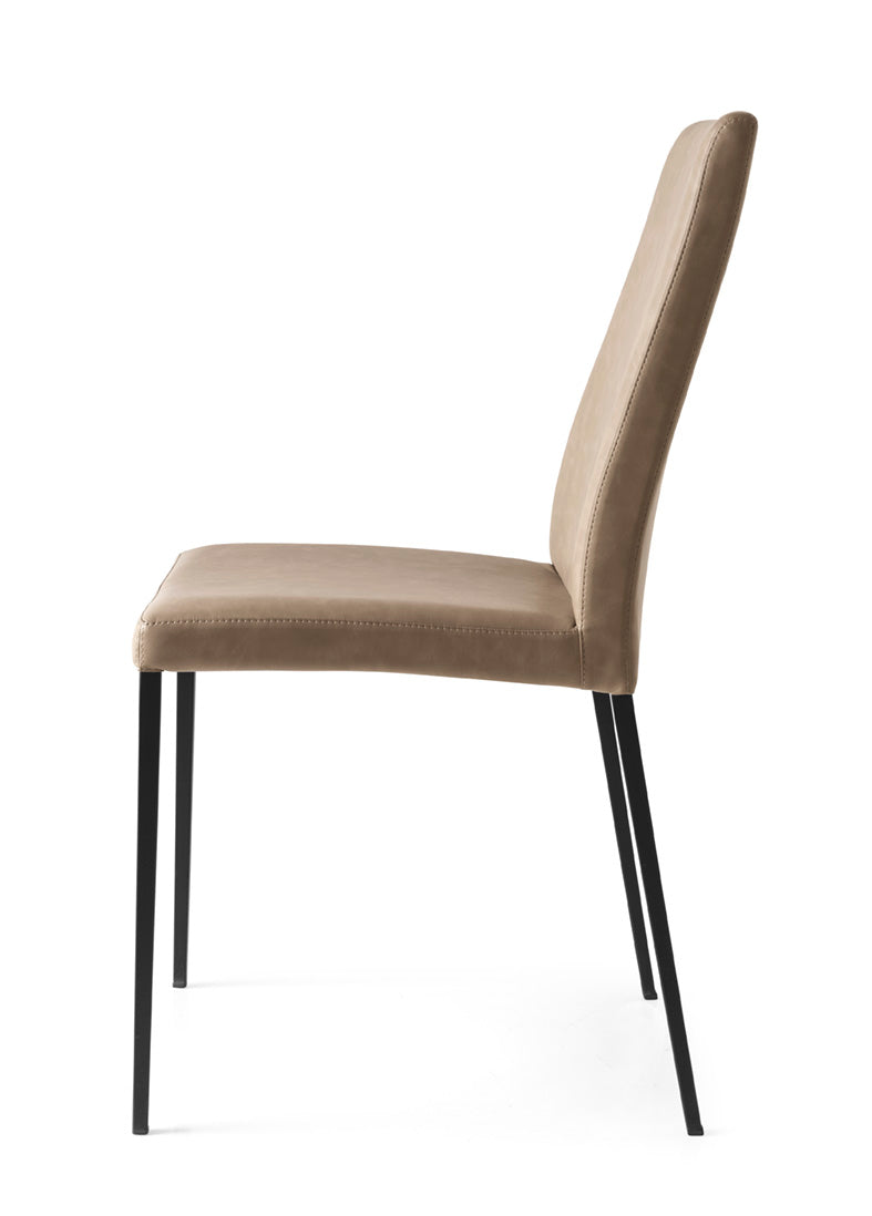 Gestoffeerde AIDA stoel met zwarte basis