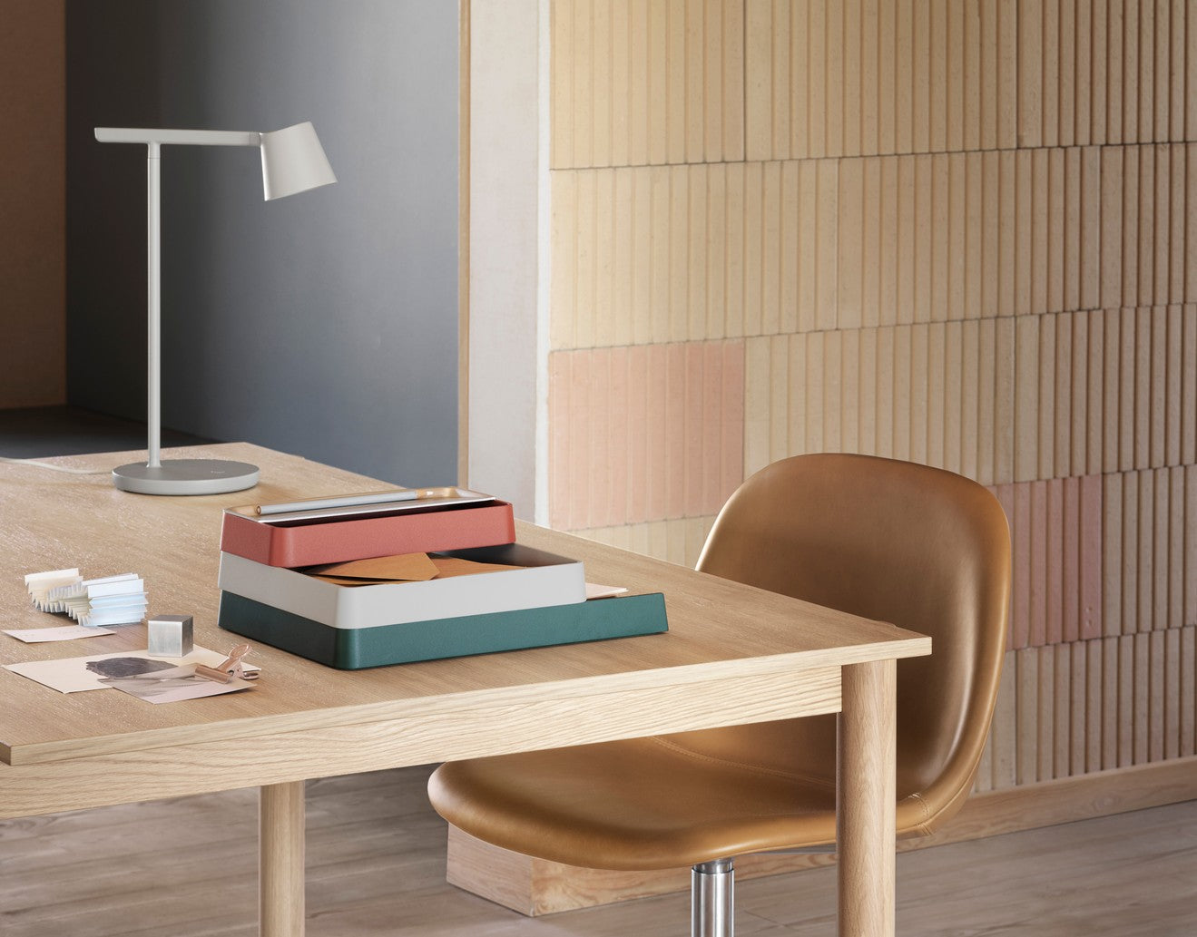 LINEAR Oak Wood Table
