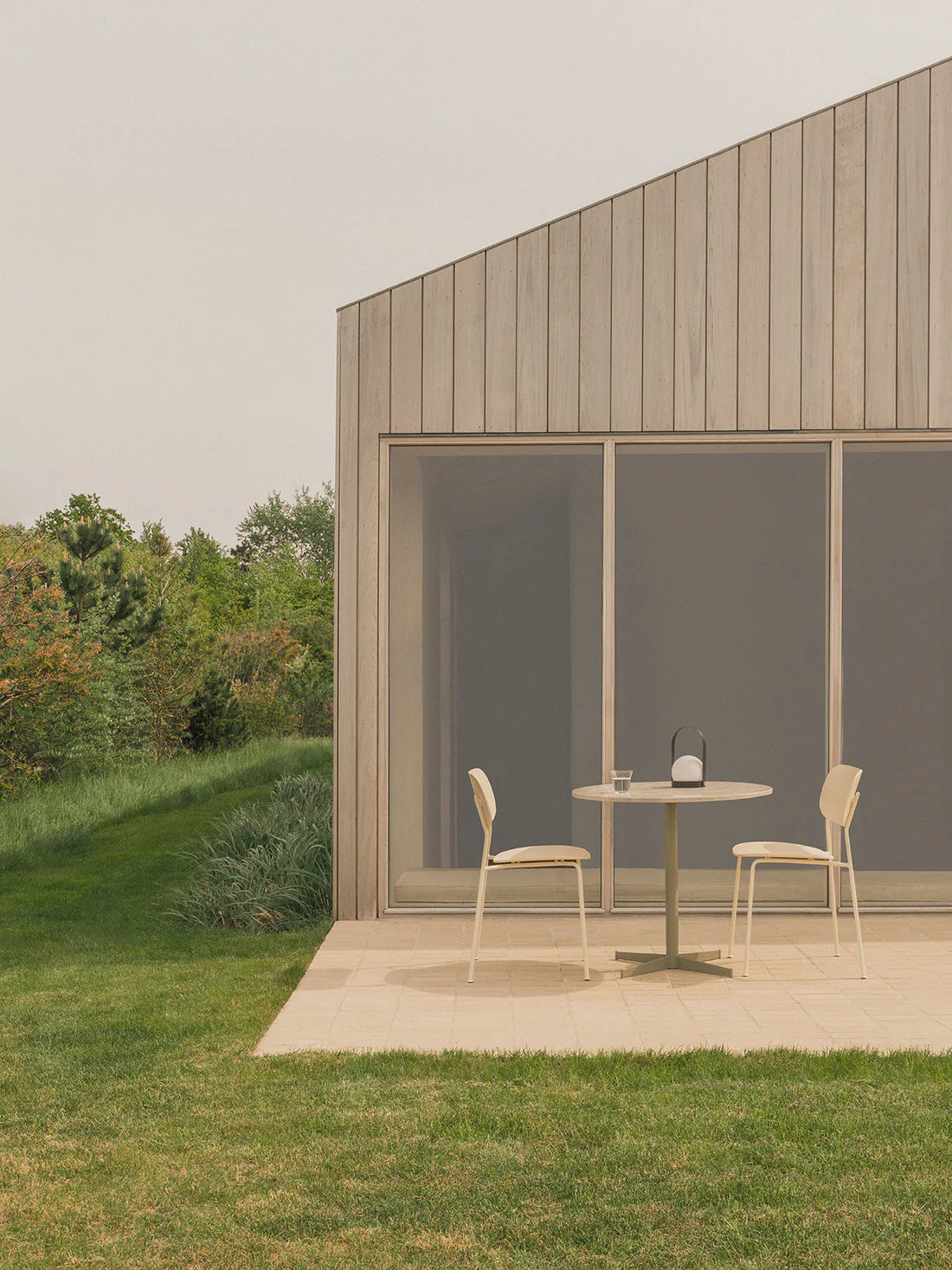 Stół okrągły kawiarniany NOOK biały marmur z oliwkową podstawą