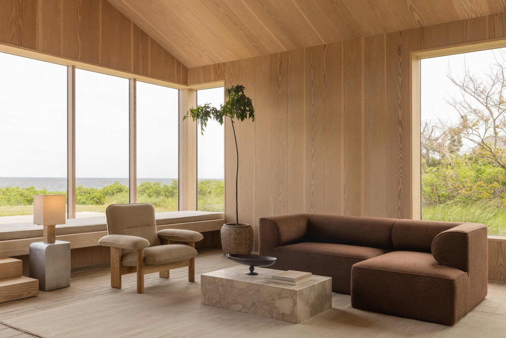 Stół okrągły kawiarniany NOOK biały marmur z oliwkową podstawą