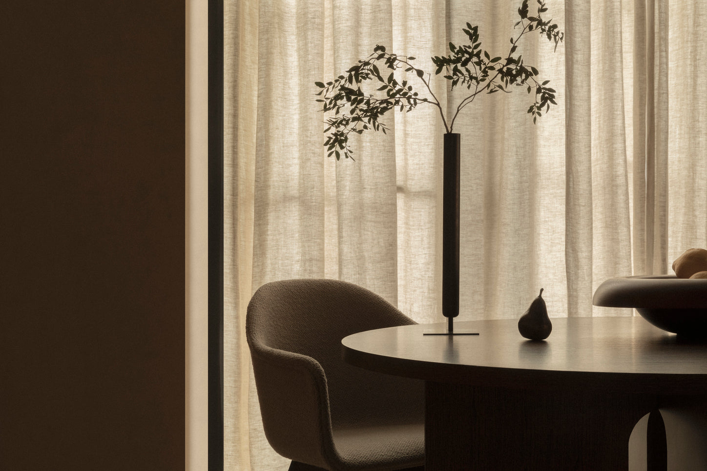 Round Table ANDROGYNE Beige Marble with Dark Oak Base