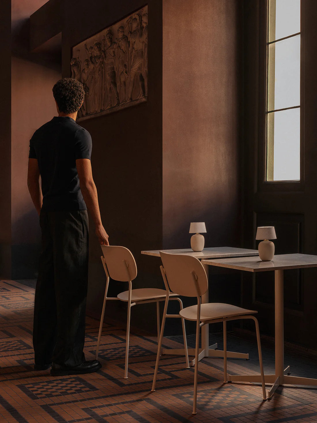 Stół okrągły kawiarniany NOOK biały marmur z oliwkową podstawą