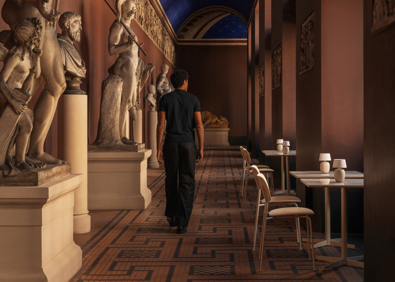 Stół okrągły kawiarniany NOOK biały marmur z oliwkową podstawą