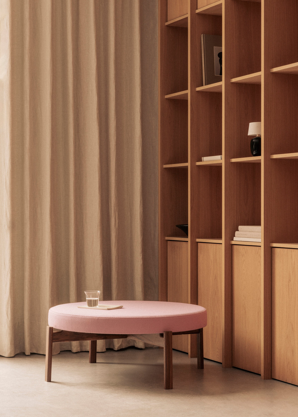 Puf PASSAGE błękitny z dębową podstawą