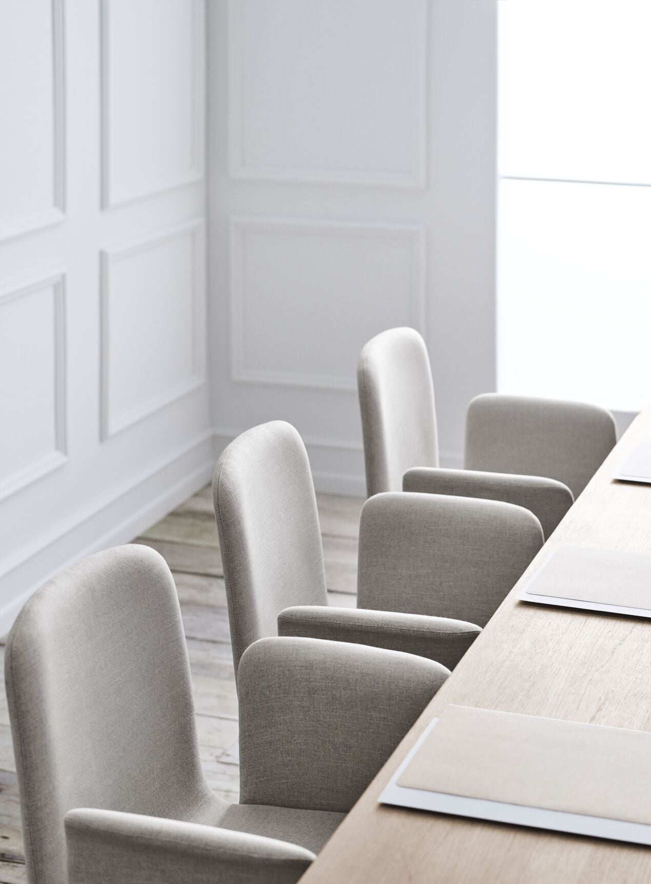 Sessel mit Palmenarmlehnen mit einer schwarzen Basis gepolstert