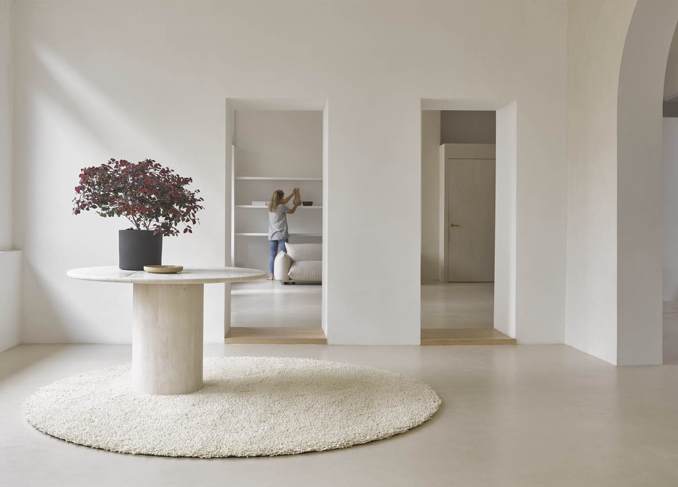 Cream GRAVEL round rug with long pile