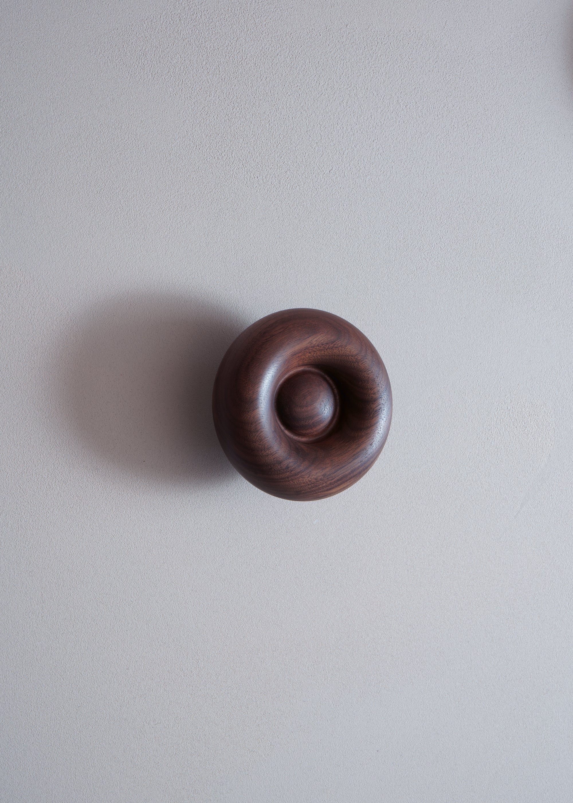 Wandkapstok BLOP notenhout