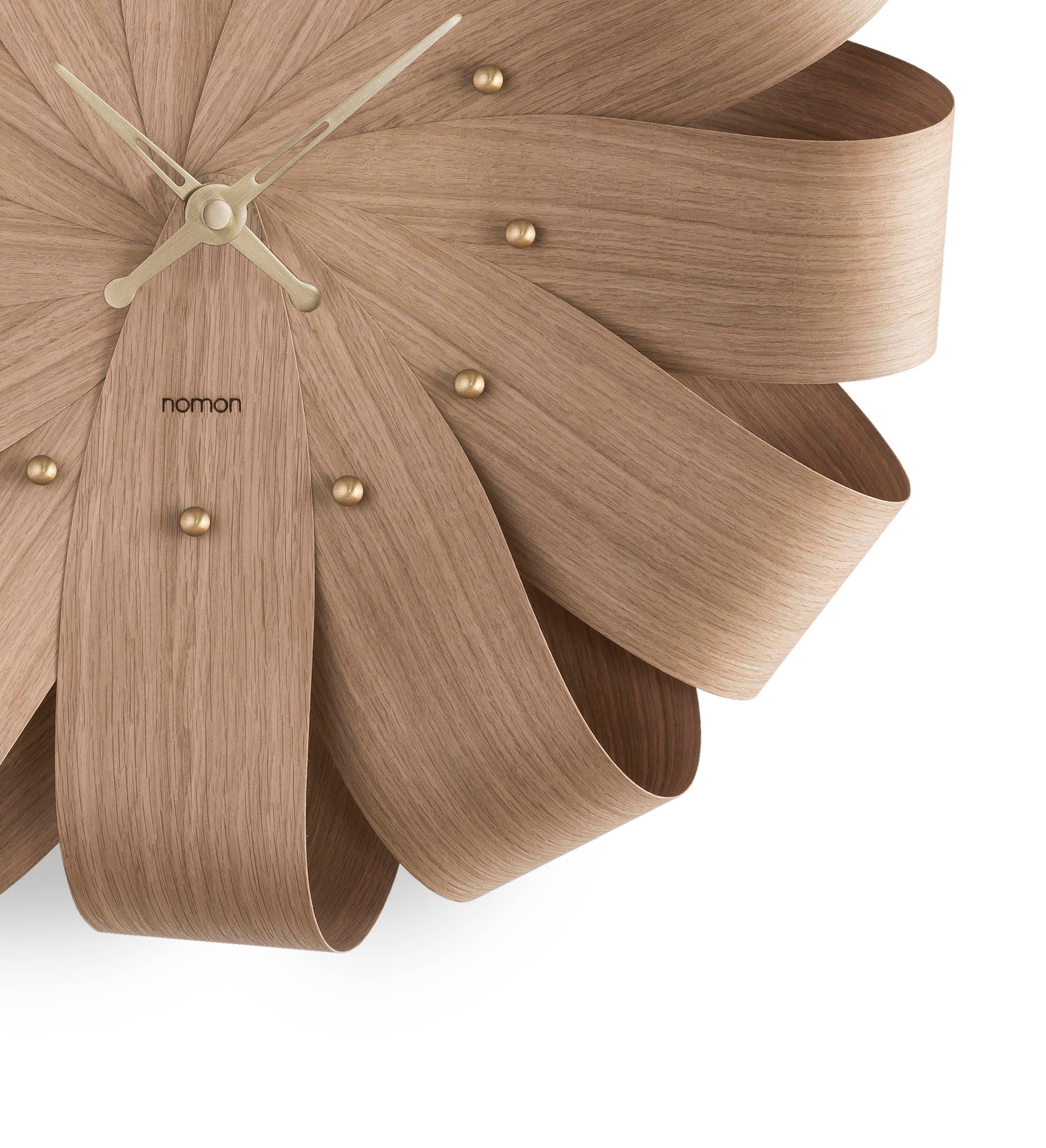 BRISA wall clock in oak wood with brass finish