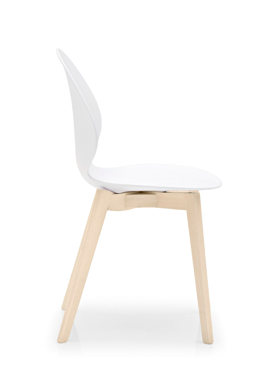 Stuhl BASIL mit weißem Sitz und gebleichtem Holzgestell