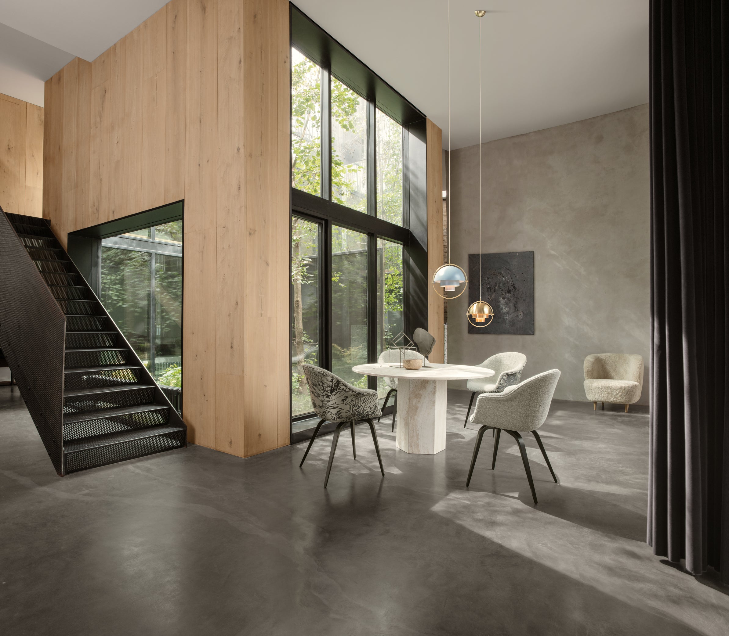 Gestoffeerde STAY fauteuil met notenhouten basis