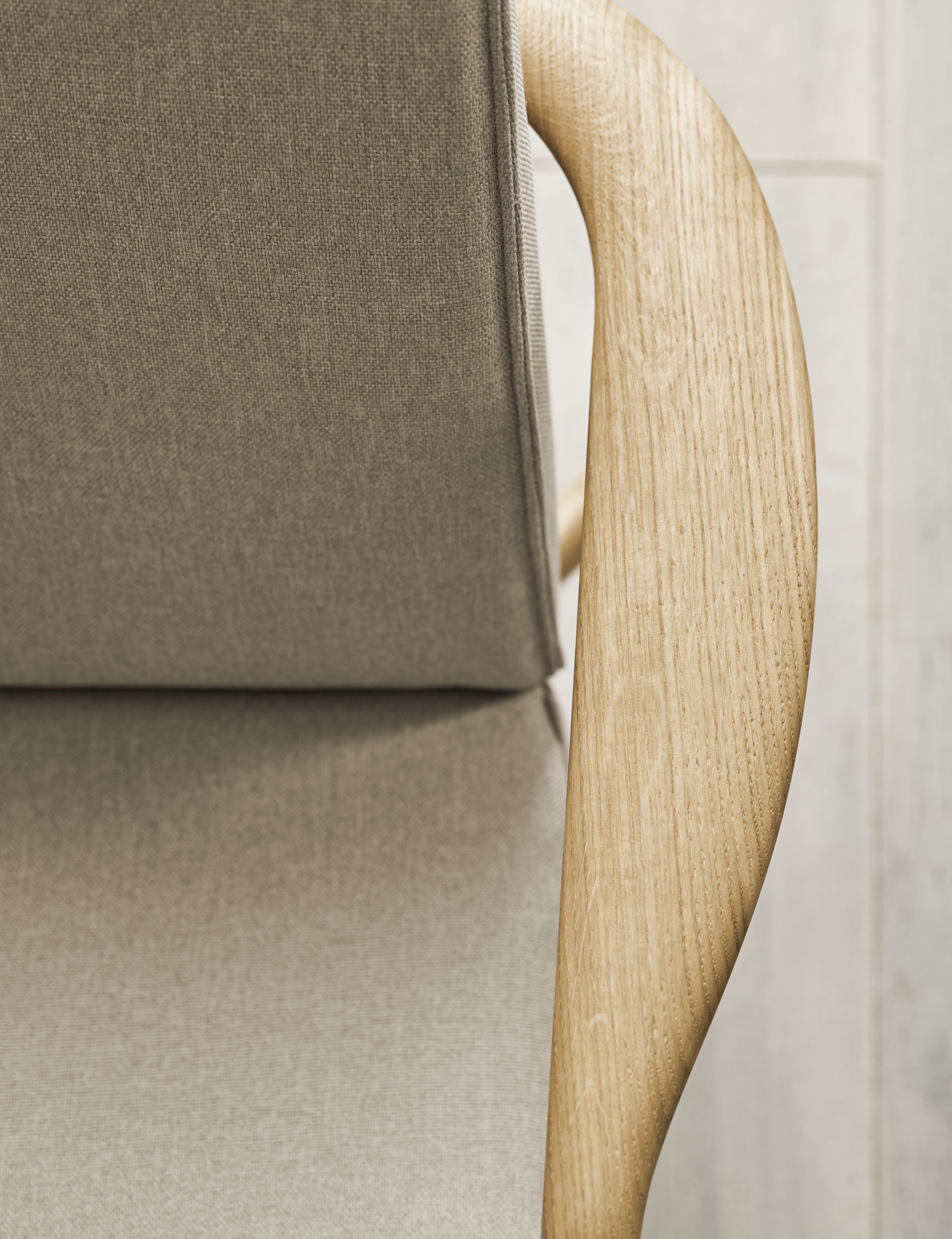 BOWIE fauteuil met een basis van donker eikenhout