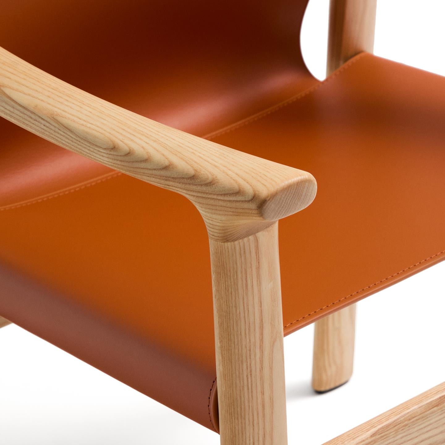 JAN chair in light brown recycled leather with ash wood