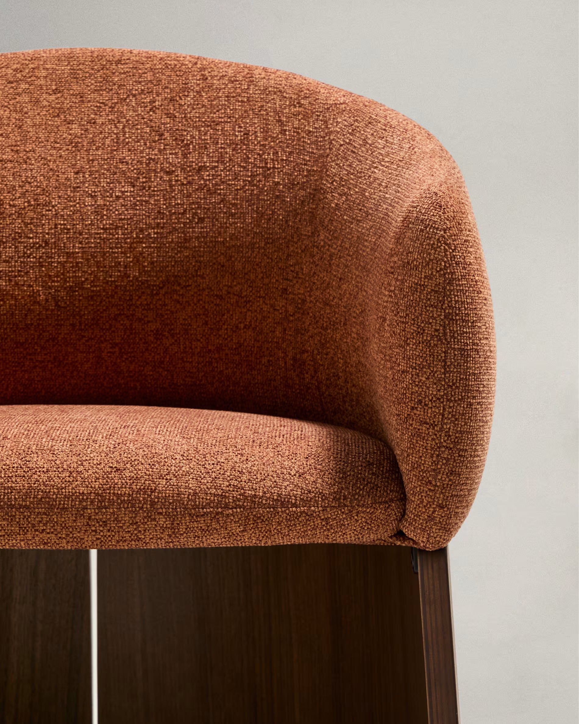 Stoel BOSCA baksteen kleurige chenille met een basis van notenhoutfineer