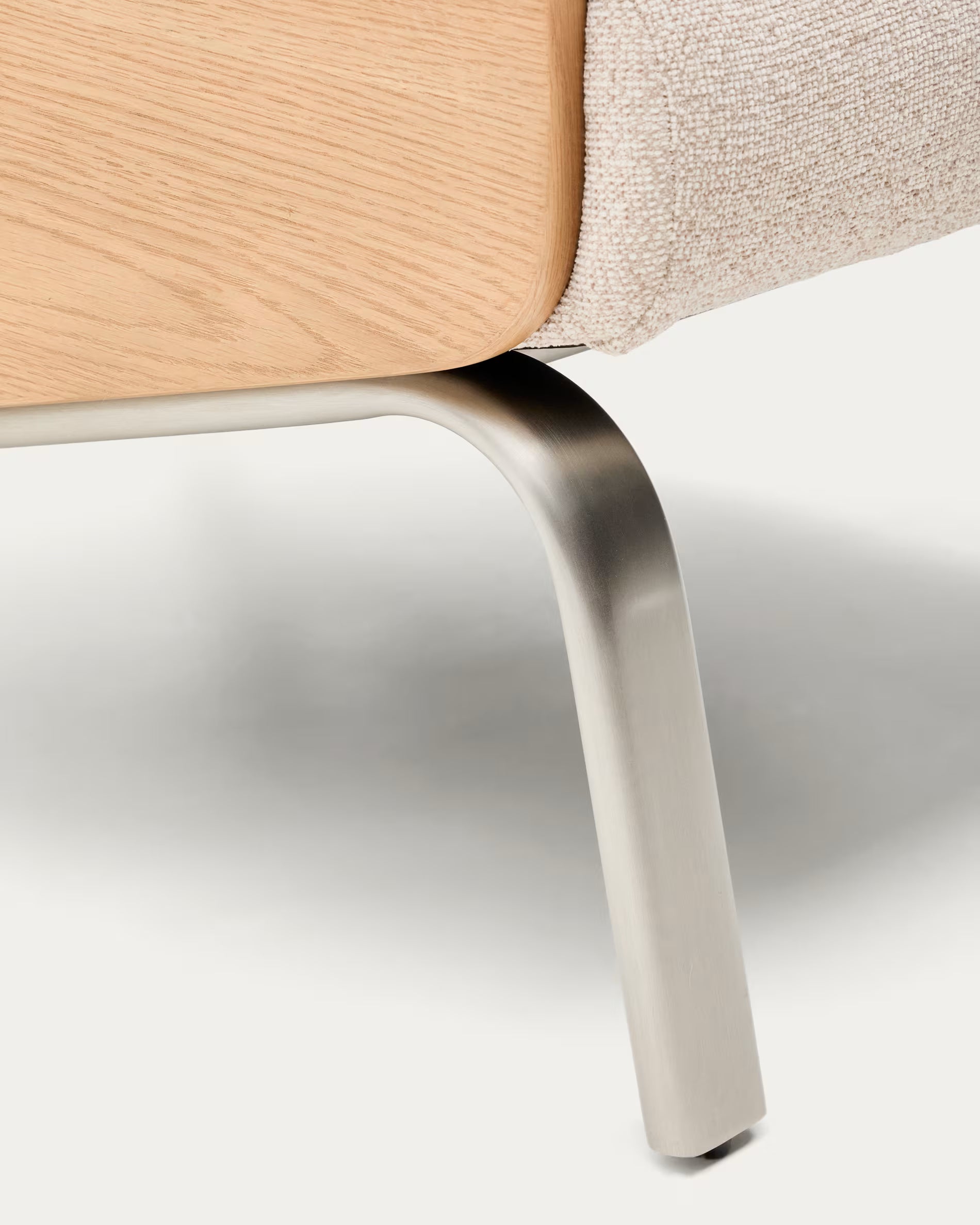 Beiger Fotel AMSEN mit Eichenfurnier und Stahlbasis